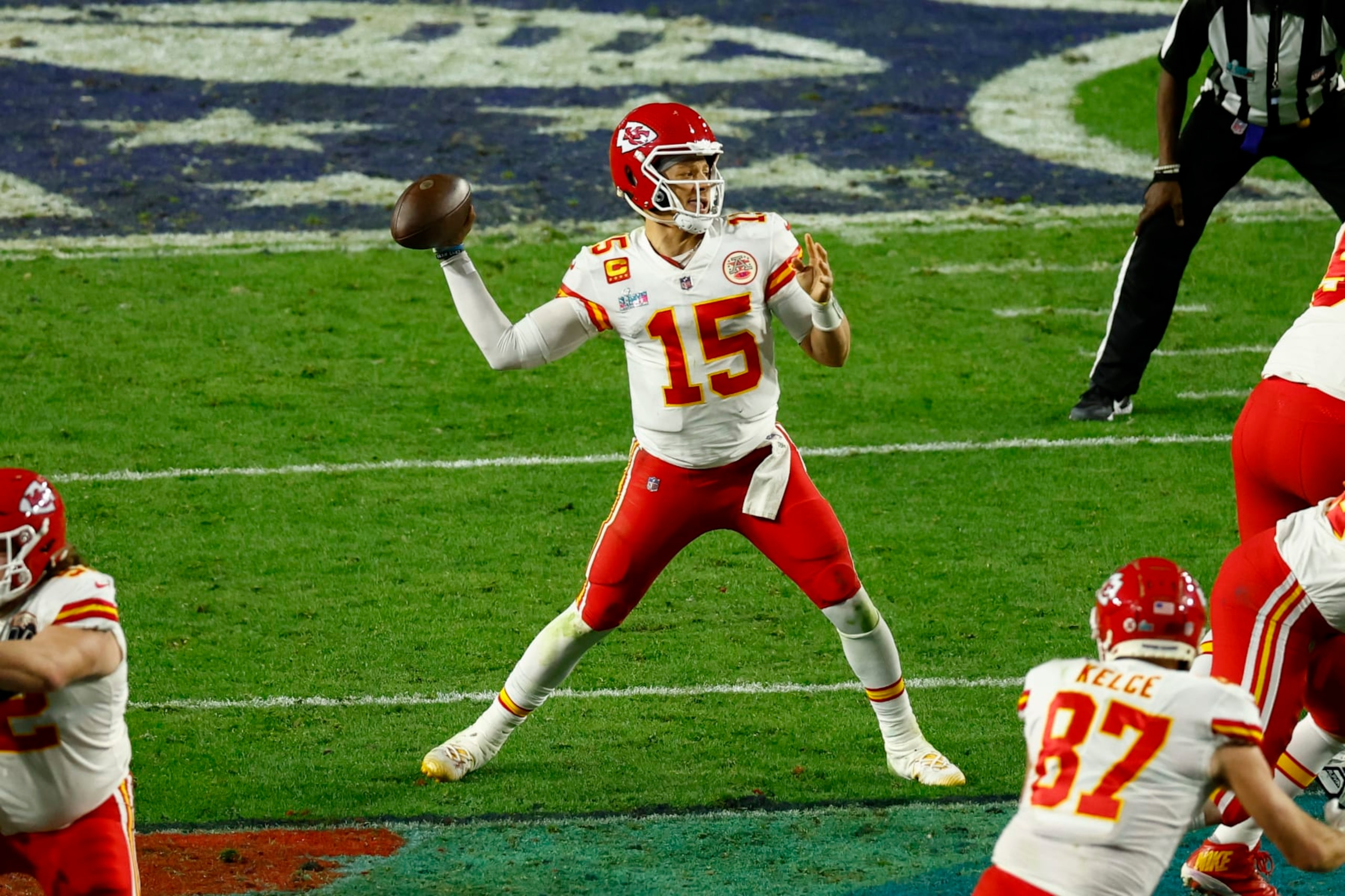 GLENDALE, AZ - FEBRUARY 12: Patrick Mahomes #15 of the Kansas City Chiefs throws against the Philadelphia Eagles during the fourth quarter in Super Bowl LVII at State Farm Stadium on February 12, 2023 in Glendale, Arizona. (Photo by Kevin Sabitus/Getty Images)
