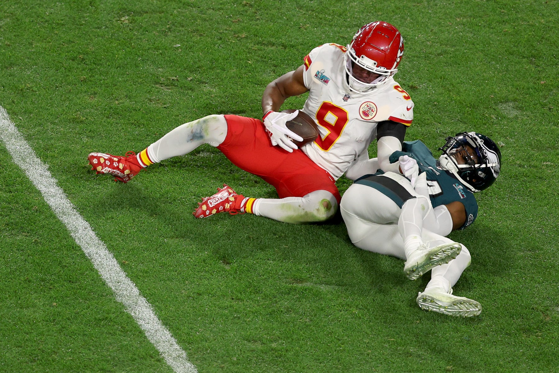 GLENDALE, ARIZONA - FEBRUARY 12: JuJu Smith-Schuster #9 of the Kansas City Chiefs makes a catch against James Bradberry #24 of the Philadelphia Eagles during the third quarter in Super Bowl LVII at State Farm Stadium on February 12, 2023 in Glendale, Arizona. (Photo by Rob Carr/Getty Images)
