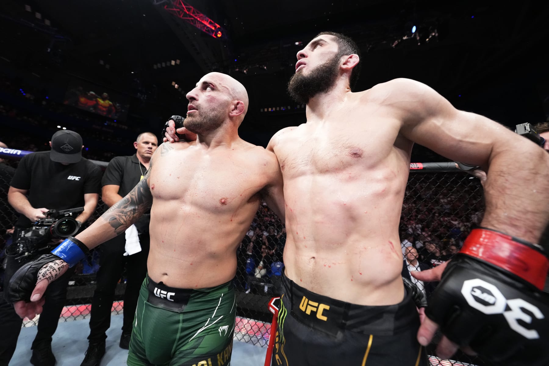 Alexander Volkanovski (left) and Islam Makhachev.