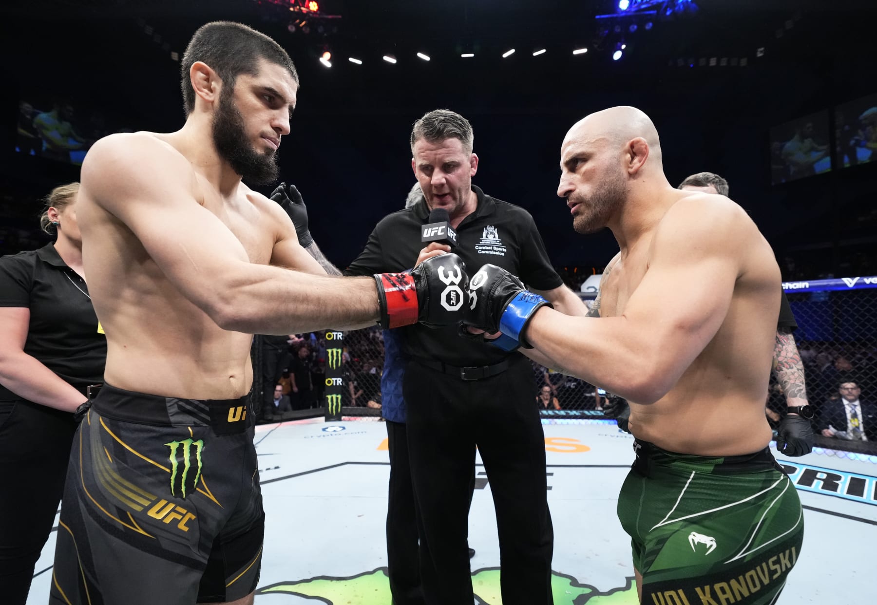 Islam Makhachev (left) and Alexander Volkanovski