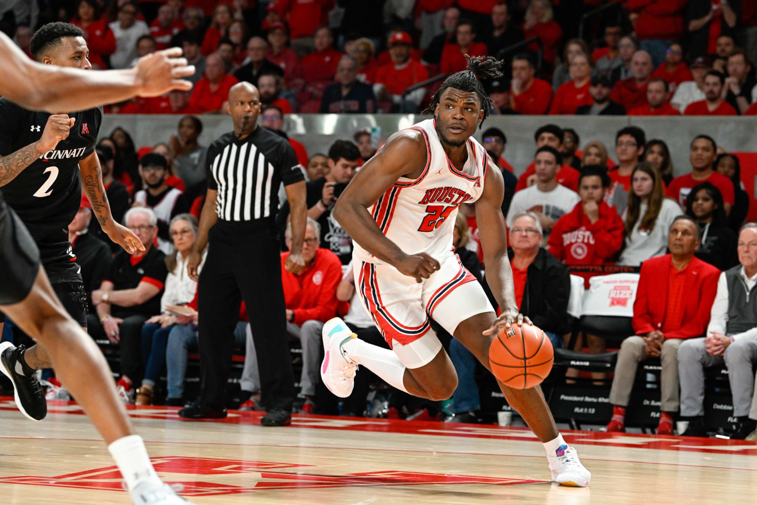 HOUSTON, TX - JANUARY 28:Houston Cougars forward Jarace Walker (25) drives from the wing during the basketball game between the Cincinnati Bearcats and Houston Cougars at the Fertitta Center on January 28, 2023 in Houston, Texas.  (Photo by Ken Murray/Icon Sportswire via Getty Images)