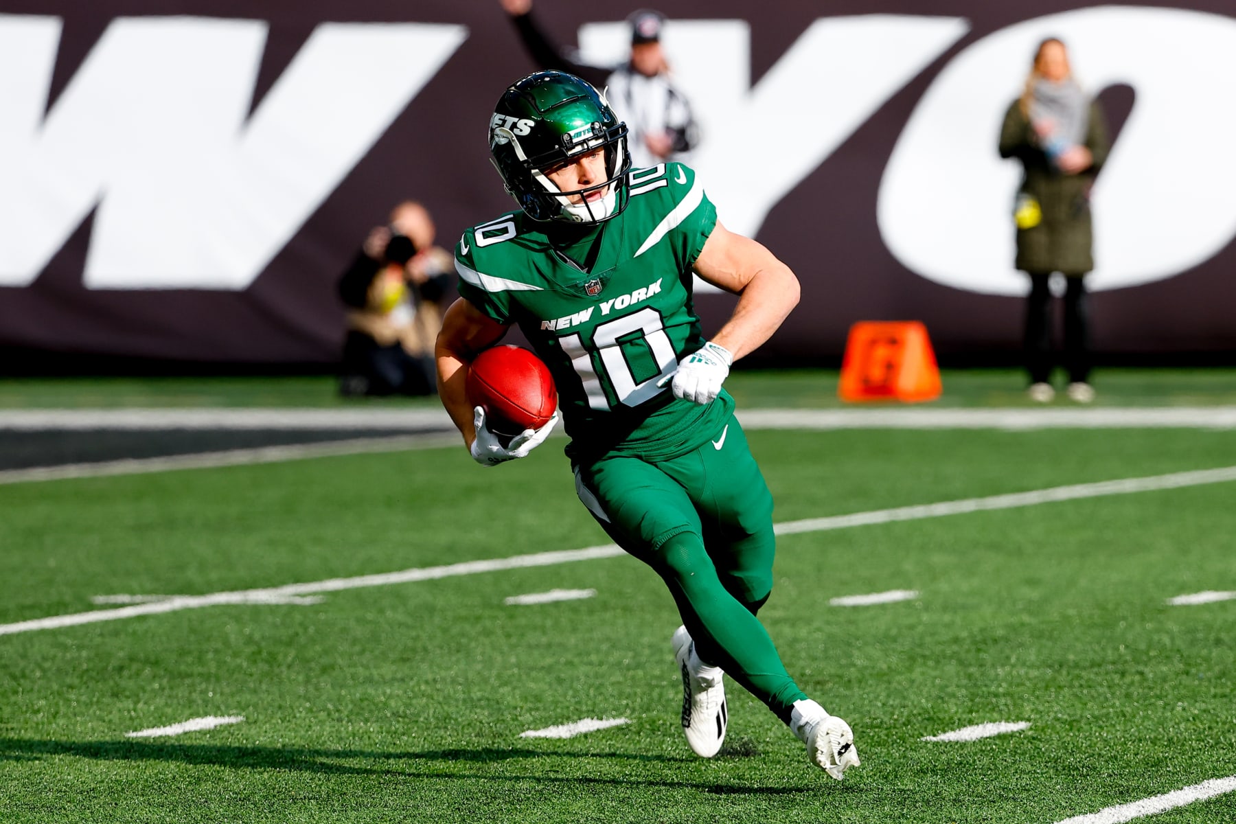 EAST RUTHERFORD, NJ - DECEMBER 18:  New York Jets wide receiver Braxton Berrios (10) returns a kickoff during the first quarter of the National Football League game between the New York Jets and the Detroit Lions on December 18, 2022 at MetLife Stadium in East Rutherford, New Jersey.  (Photo by Rich Graessle/Icon Sportswire via Getty Images)