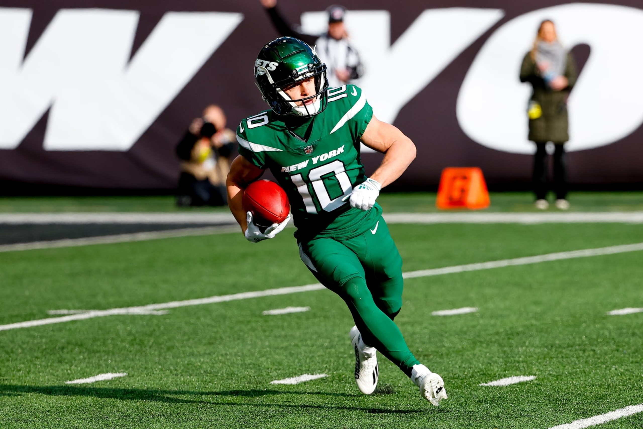 EAST RUTHERFORD, NJ - DECEMBER 18: New York Jets wide receiver Braxton Berrios (10) returns a kickoff during the first quarter of the National Football League game between the New York Jets and the Detroit Lions on December 18, 2022 at MetLife Stadium in East Rutherford, New Jersey. (Photo by Rich Graessle/Icon Sportswire via Getty Images) EAST RUTHERFORD, NJ - DECEMBER 18: New York Jets wide receiver Braxton Berrios (10) returns a kickoff during the first quarter of the National Football League game between the New York Jets and the Detroit Lions on December 18, 2022 at MetLife Stadium in East Rutherford, New Jersey. (Photo by Rich Graessle/Icon Sportswire via Getty Images)