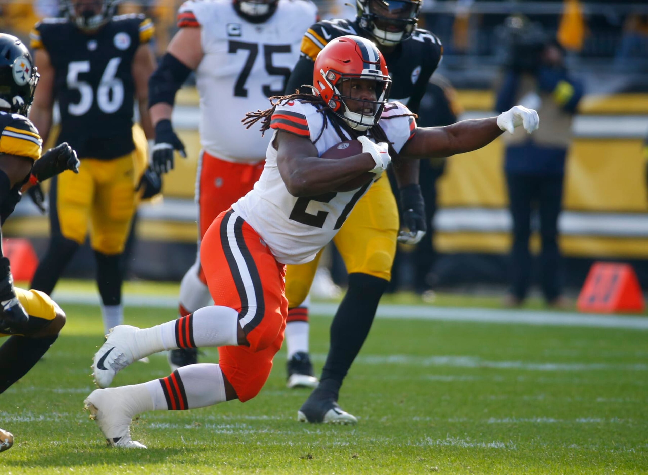 PITTSBURGH, PA - JANUARY 08: Kareem Hunt #27 of the Cleveland Browns in action against the Pittsburgh Steelers on January 8, 2022 at Acrisure Stadium in Pittsburgh, Pennsylvania. (Photo by Justin K. Aller/Getty Images) PITTSBURGH, PA - JANUARY 08: Kareem Hunt #27 of the Cleveland Browns in action against the Pittsburgh Steelers on January 8, 2022 at Acrisure Stadium in Pittsburgh, Pennsylvania. (Photo by Justin K. Aller/Getty Images)