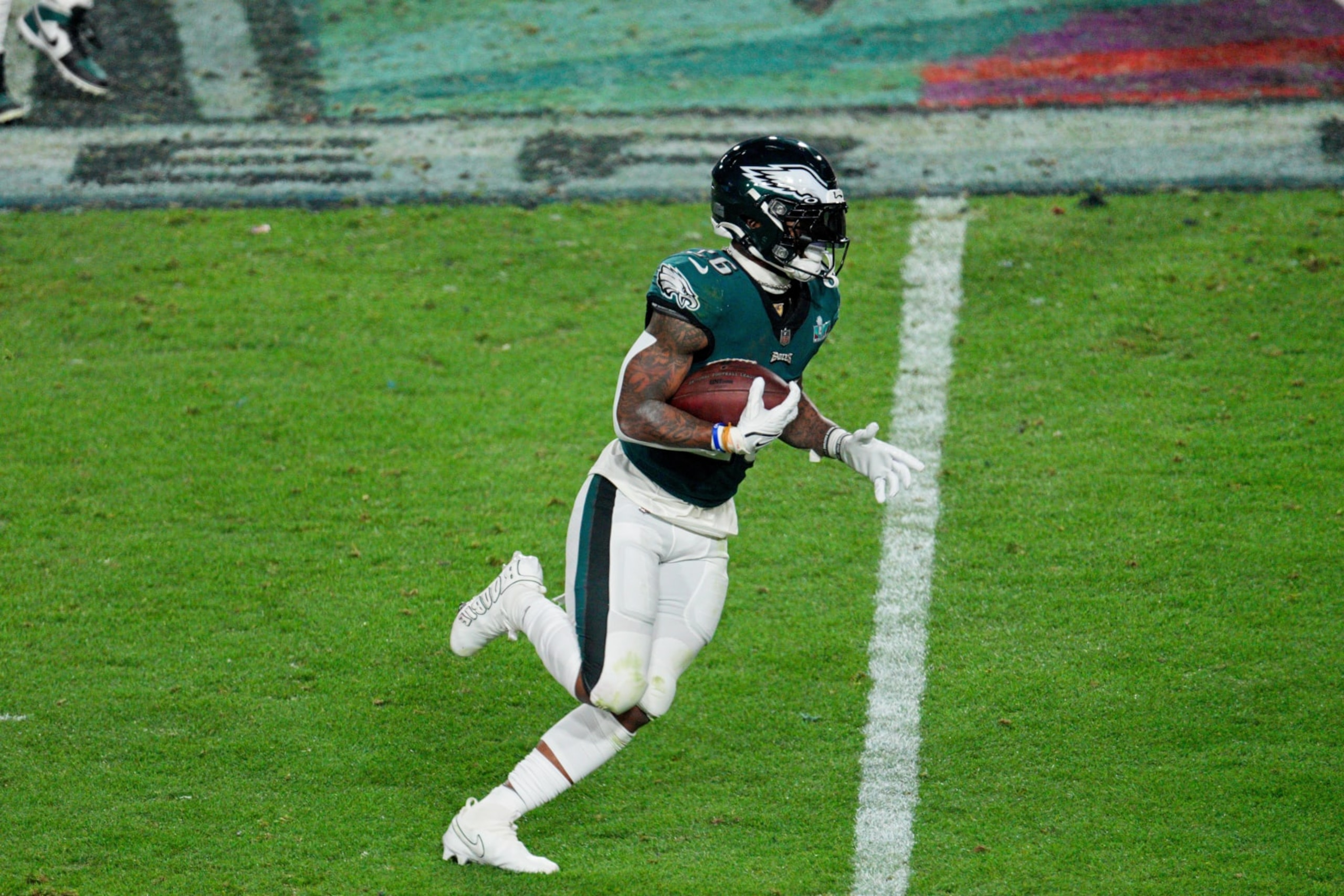 GLENDALE, AZ - FEBRUARY 12: Philadelphia Eagles running back Miles Sanders (26) runs the ball during Super Bowl LVII between the Kansas City Chiefs and the Philadelphia Eagles on February 12, 2023 at State Farm Stadium in Glendale, AZ.  (Photo by Andy Lewis/Icon Sportswire via Getty Images)