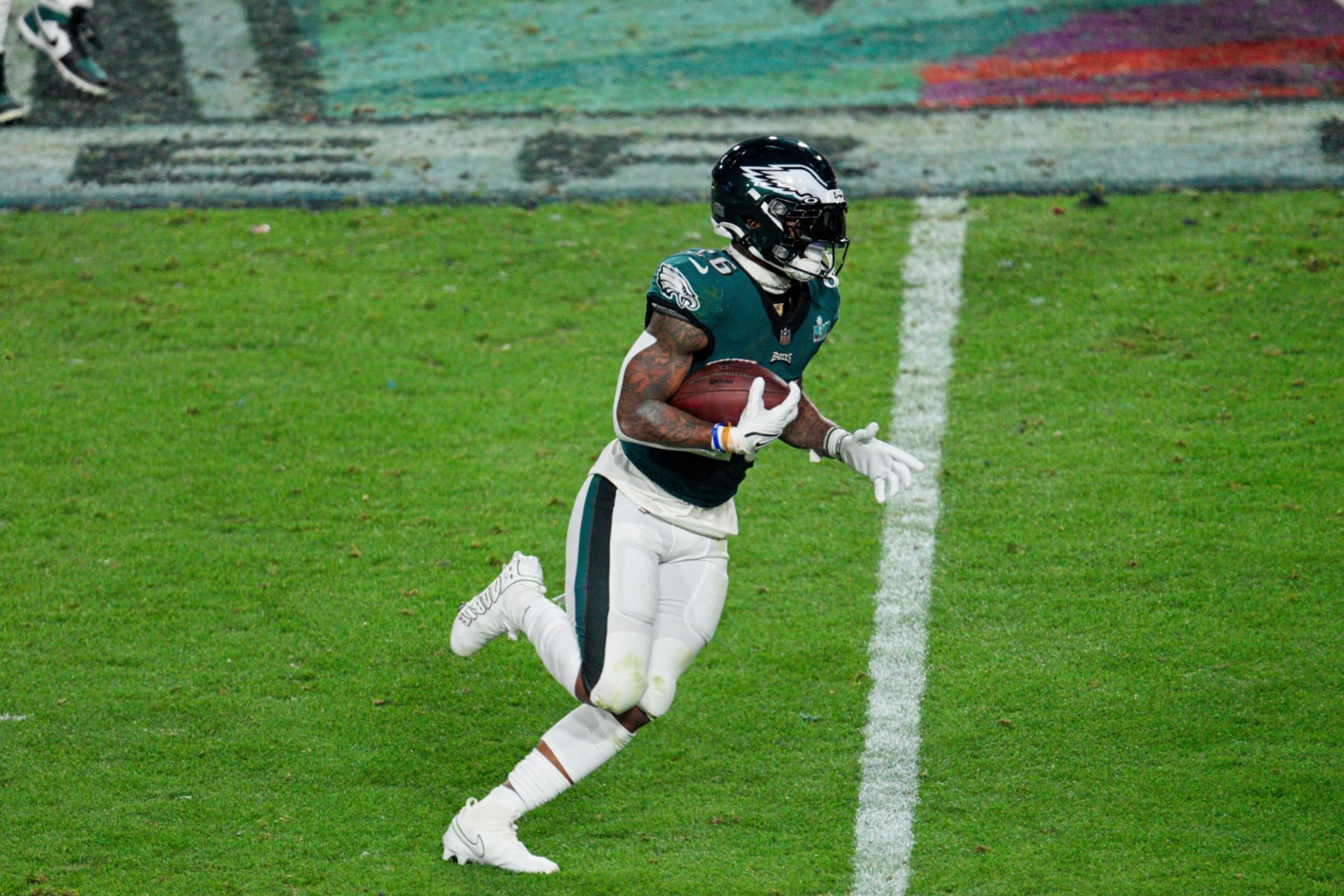 GLENDALE, AZ - FEBRUARY 12: Philadelphia Eagles running back Miles Sanders (26) runs the ball during Super Bowl LVII between the Kansas City Chiefs and the Philadelphia Eagles on February 12, 2023 at State Farm Stadium in Glendale, AZ.  (Photo by Andy Lewis/Icon Sportswire via Getty Images)
