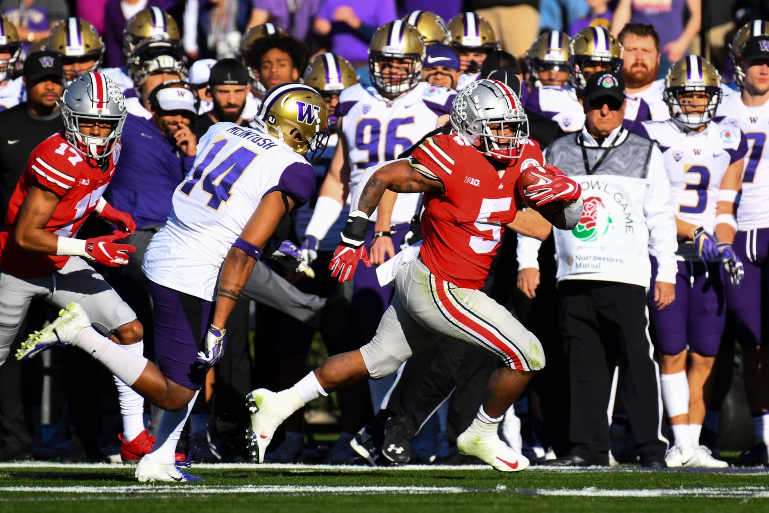 PASADENA, CA - JANUARY 01: Ohio State (5) Mike Weber (RB) breaks free from a defender during the Rose Bowl Game between the Washington Huskies and Ohio State Buckeyes on January 1, 2019, at the Rose Bowl in Pasadena, CA. (Photo by Brian Rothmuller/Icon Sportswire via Getty Images)