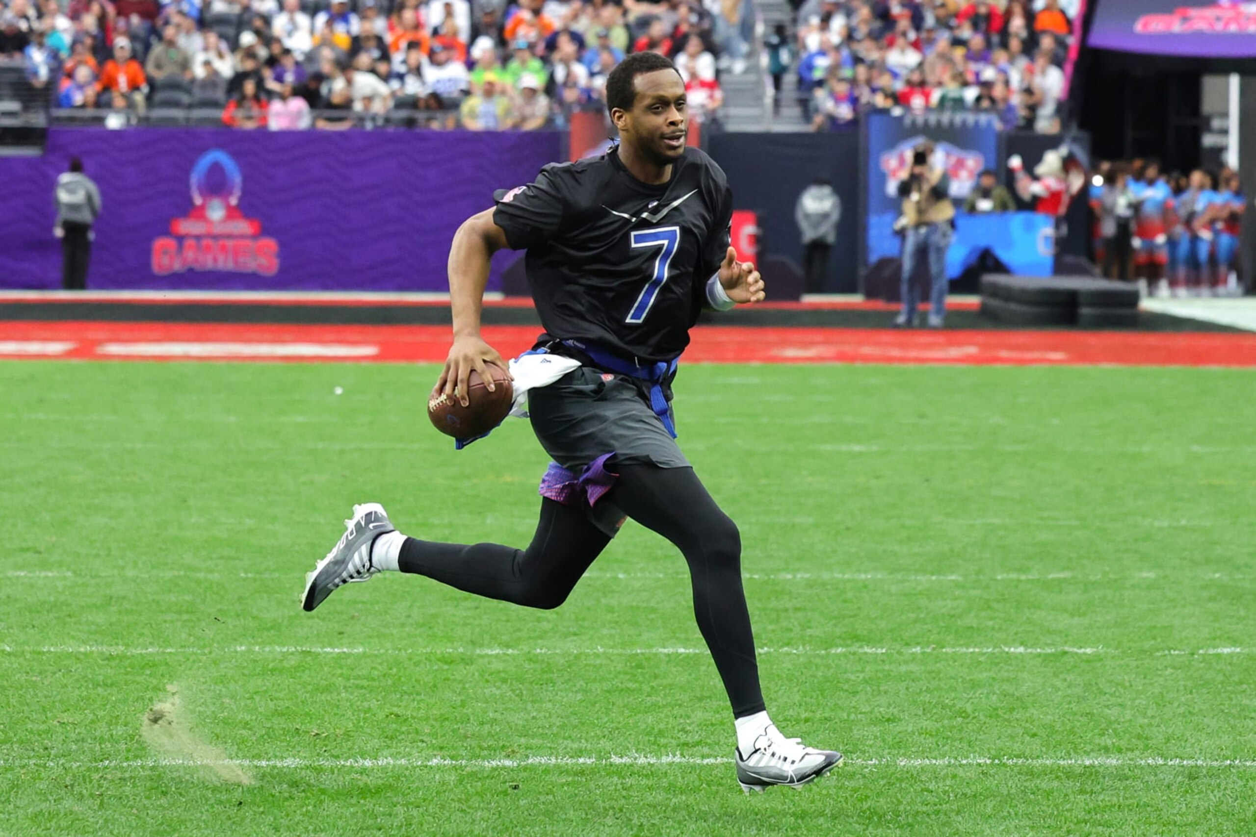 LAS VEGAS, NEVADA - FEBRUARY 05: Geno Smith #7 of the Seattle Seahawks and NFC carries the ball against the AFC during the 2023 NFL Pro Bowl Games at Allegiant Stadium on February 05, 2023 in Las Vegas, Nevada. (Photo by Ethan Miller/Getty Images)