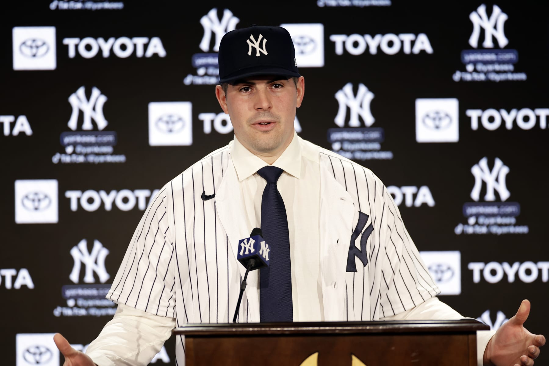 Carlos Rodón de los Yanquis de Nueva York en su presentación como jugador del equipo en el Yankee Stadium, el jueves 22 de diciembre de 2022, en Nueva York. (AP Foto/Adam Hunger)