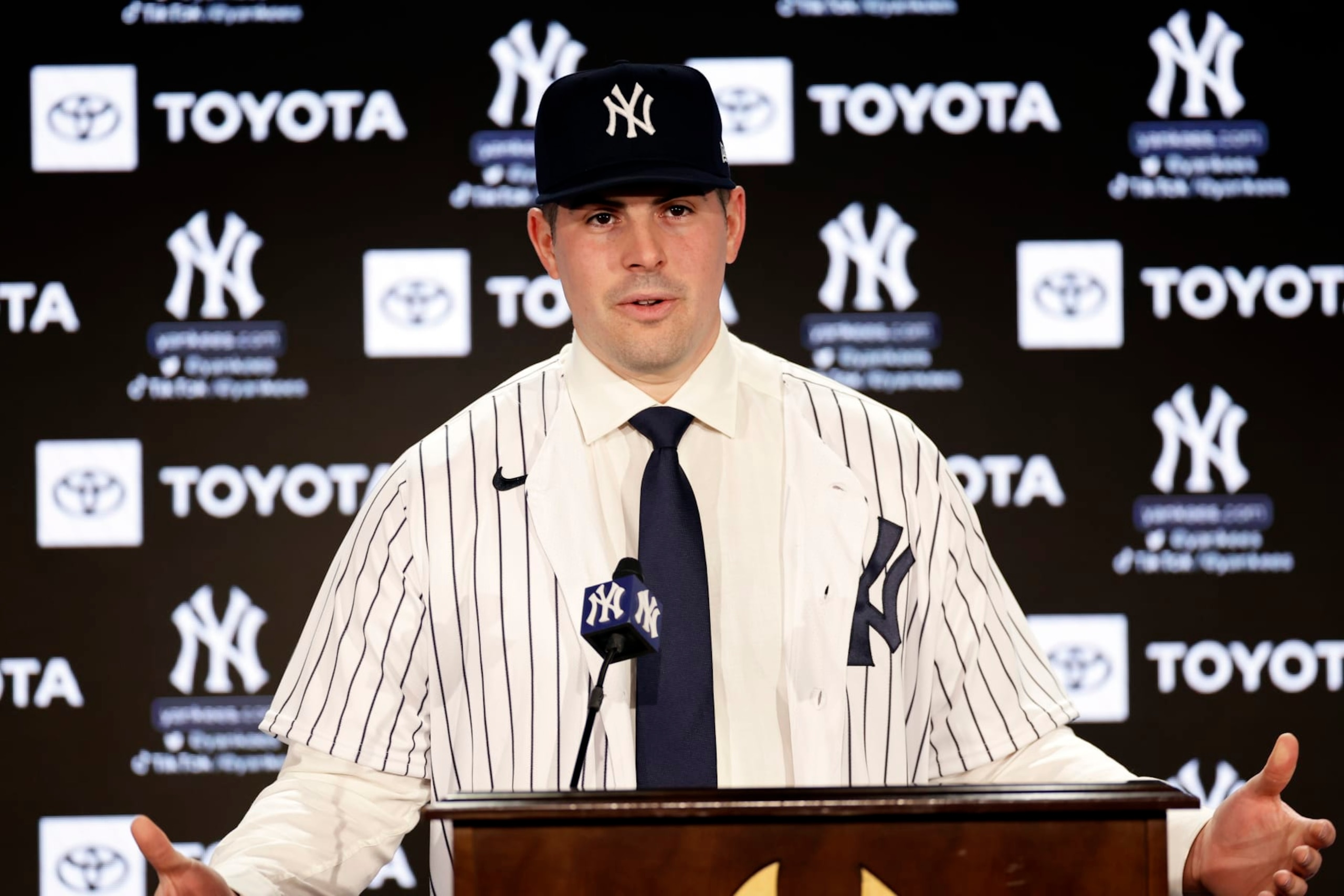 Carlos Rodón de los Yanquis de Nueva York en su presentación como jugador del equipo en el Yankee Stadium, el jueves 22 de diciembre de 2022, en Nueva York. (AP Foto/Adam Hunger)