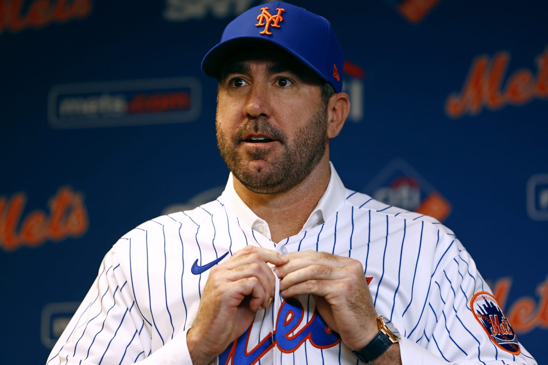 NEW YORK, NY - DECEMBER 20: Pitcher Justin Verlander of the New York Mets buttons up his new jersey before he is introduced during a press conference at Citi Field on December 20, 2022 in New York City. (Photo by Rich Schultz/Getty Images)