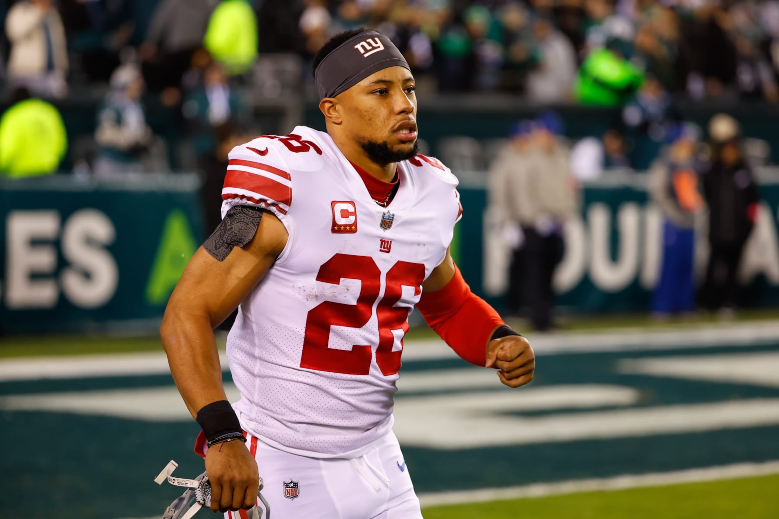 PHILADELPHIA, PA - JANUARY 21: New York Giants running back Saquon Barkley (26) enters the field prior the NFC Divisional playoff game between the Philadelphia Eagles and the New York Giants on January 21, 2023 at Lincoln Financial Field in Philadelphia, Pennsylvania. (Photo by Rich Graessle/Icon Sportswire via Getty Images) PHILADELPHIA, PA - JANUARY 21: New York Giants running back Saquon Barkley (26) enters the field prior the NFC Divisional playoff game between the Philadelphia Eagles and the New York Giants on January 21, 2023 at Lincoln Financial Field in Philadelphia, Pennsylvania. (Photo by Rich Graessle/Icon Sportswire via Getty Images)