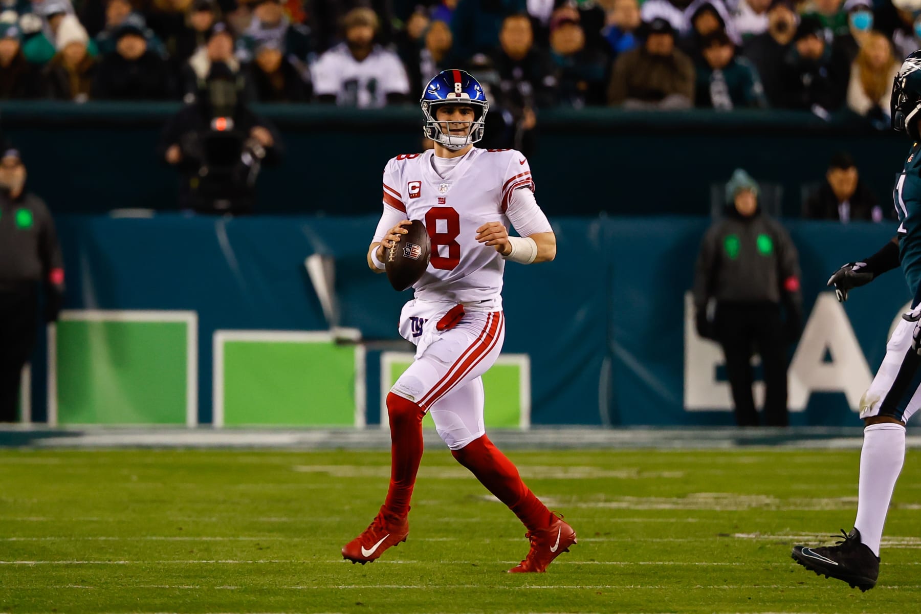 PHILADELPHIA, PA - JANUARY 21:   New York Giants quarterback Daniel Jones (8) rolls out during the NFC Divisional playoff game between the Philadelphia Eagles and the New York Giants on January 21, 2023 at Lincoln Financial Field in Philadelphia, Pennsylvania.  (Photo by Rich Graessle/Icon Sportswire via Getty Images)