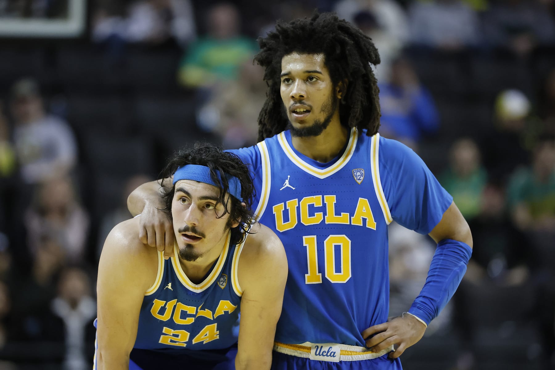 UCLA's Jaime Jaquez Jr. (24) and Tyger Campbell (10) 