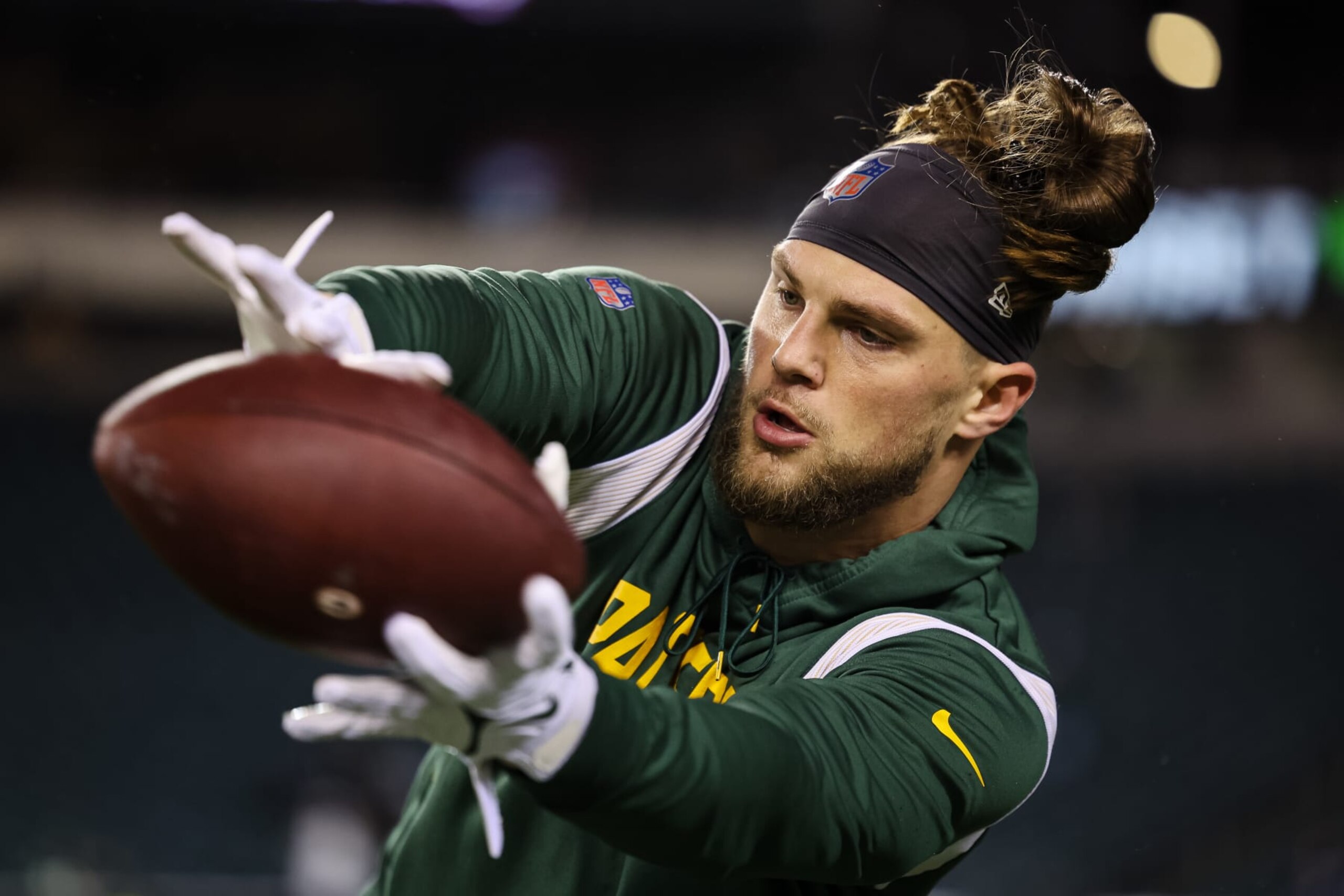 PHILADELPHIA, PA - NOVEMBER 27: Robert Tonyan #85 of the Green Bay Packers warms up before the game against the Philadelphia Eagles at Lincoln Financial Field on November 27, 2022 in Philadelphia, Pennsylvania. (Photo by Scott Taetsch/Getty Images)