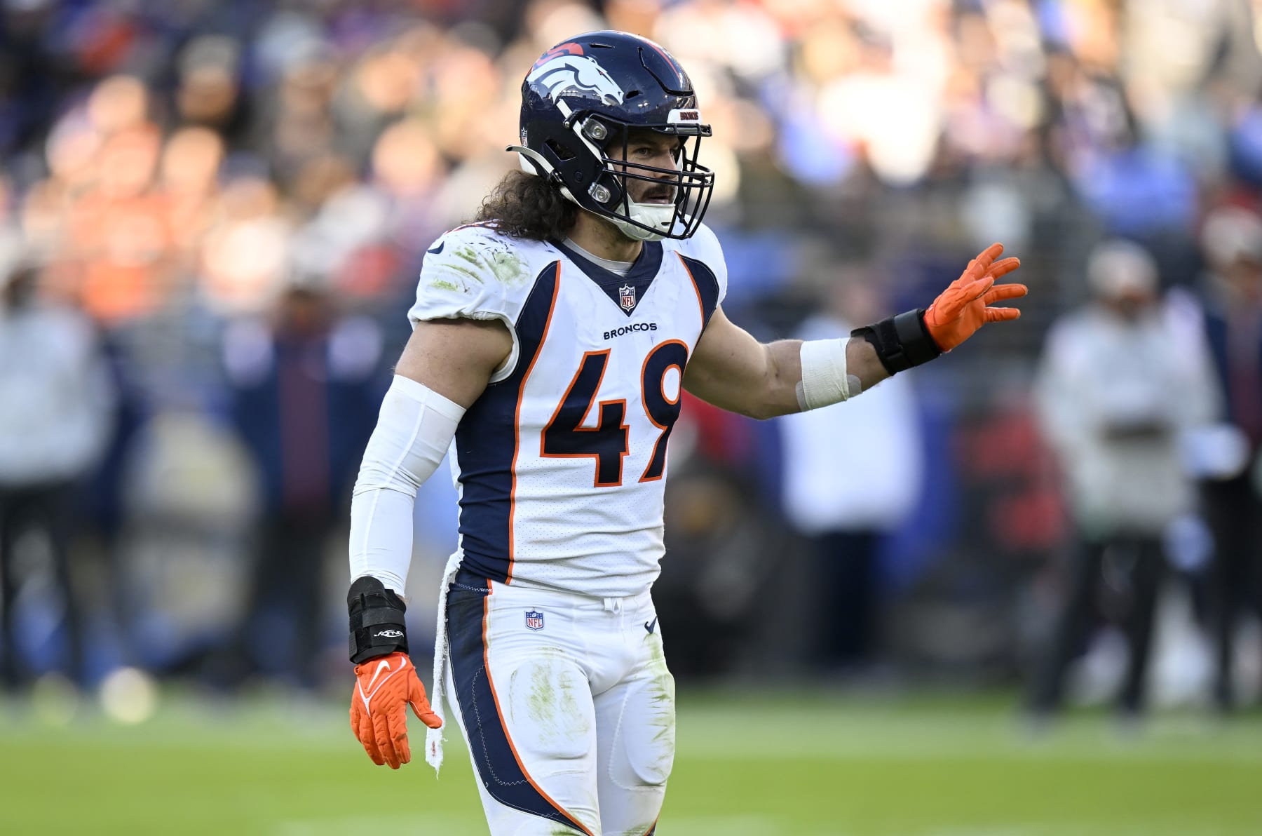 BALTIMORE, MARYLAND - DECEMBER 04: Alex Singleton #49 of the Denver Broncos lines up against the Baltimore Ravens at M&T Bank Stadium on December 04, 2022 in Baltimore, Maryland. (Photo by G Fiume/Getty Images)