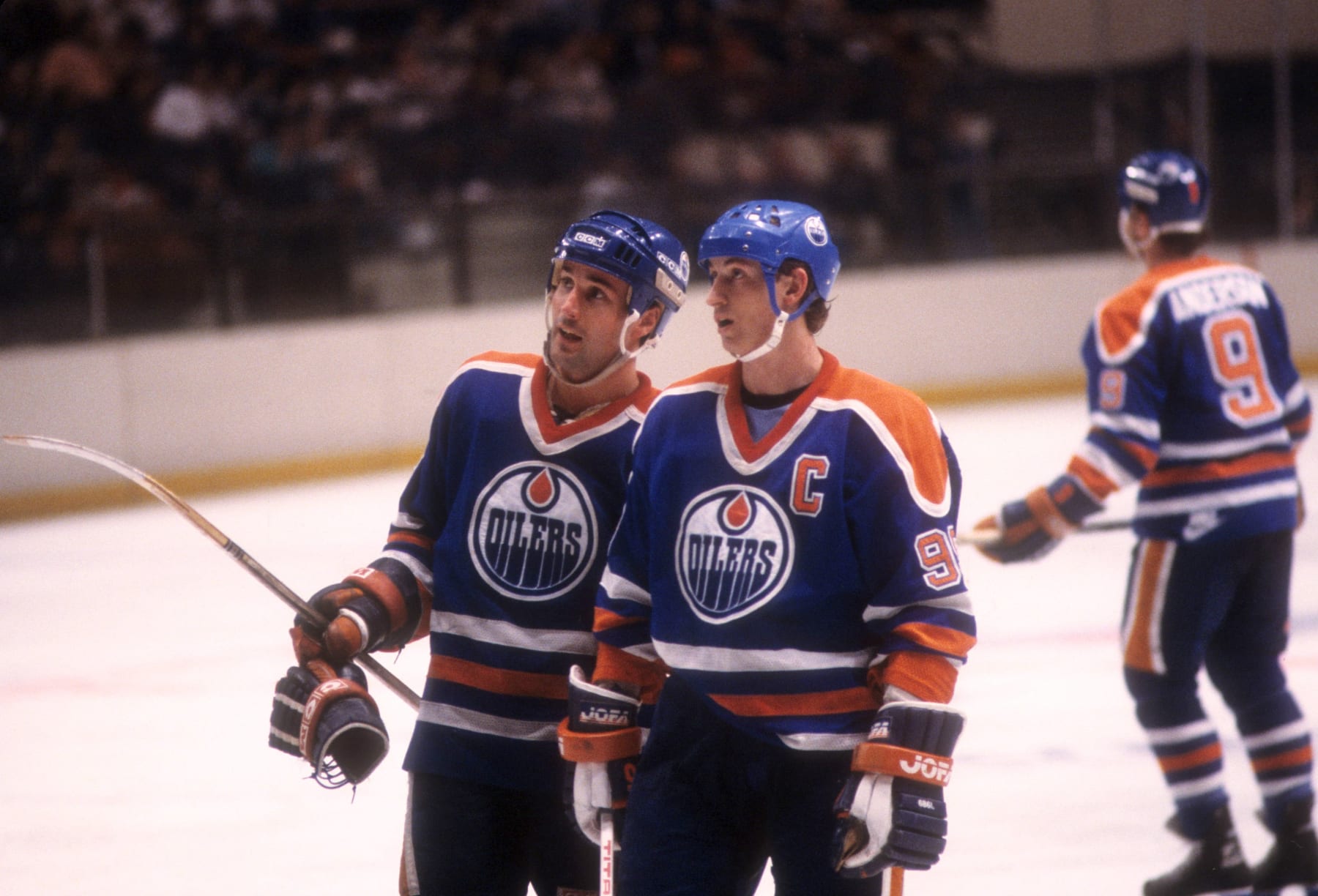 Edmonton Oilers stars Wayne Gretzky (right) and Paul Coffey during the 1985-86 season. 