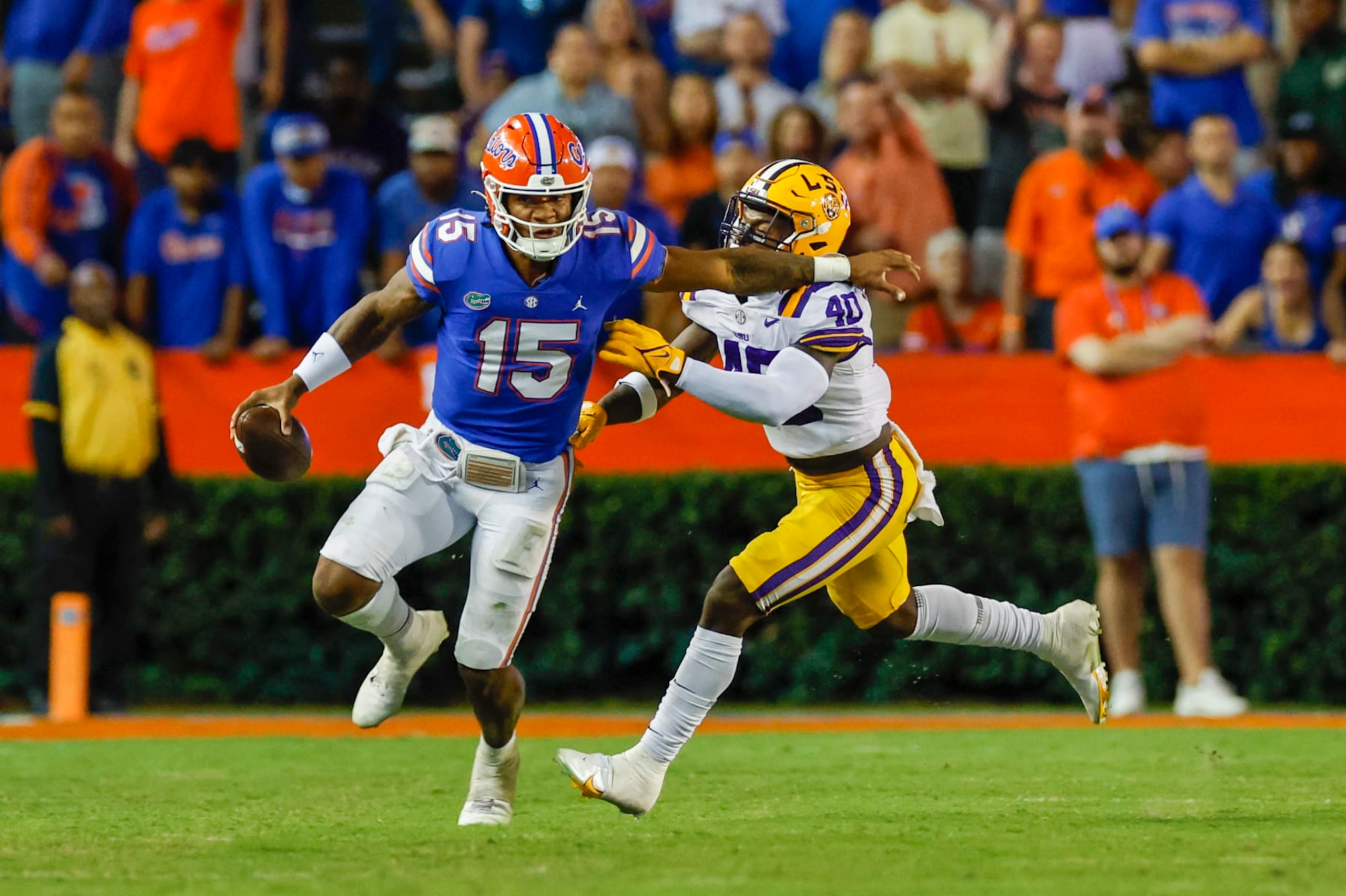 GAINESVILLE, FL - OCTOBER 15: Florida Gators quarterback Anthony Richardson (15) runs with the ball past LSU Tigers linebacker Harold Perkins Jr. (40) during the game between the LSU Tigers and the Florida Gators on October 15, 2022 at Ben Hill Griffin Stadium at Florida Field in Gainesville, Fl. (Photo by David Rosenblum/Icon Sportswire via Getty Images) GAINESVILLE, FL - OCTOBER 15: Florida Gators quarterback Anthony Richardson (15) runs with the ball past LSU Tigers linebacker Harold Perkins Jr. (40) during the game between the LSU Tigers and the Florida Gators on October 15, 2022 at Ben Hill Griffin Stadium at Florida Field in Gainesville, Fl. (Photo by David Rosenblum/Icon Sportswire via Getty Images)