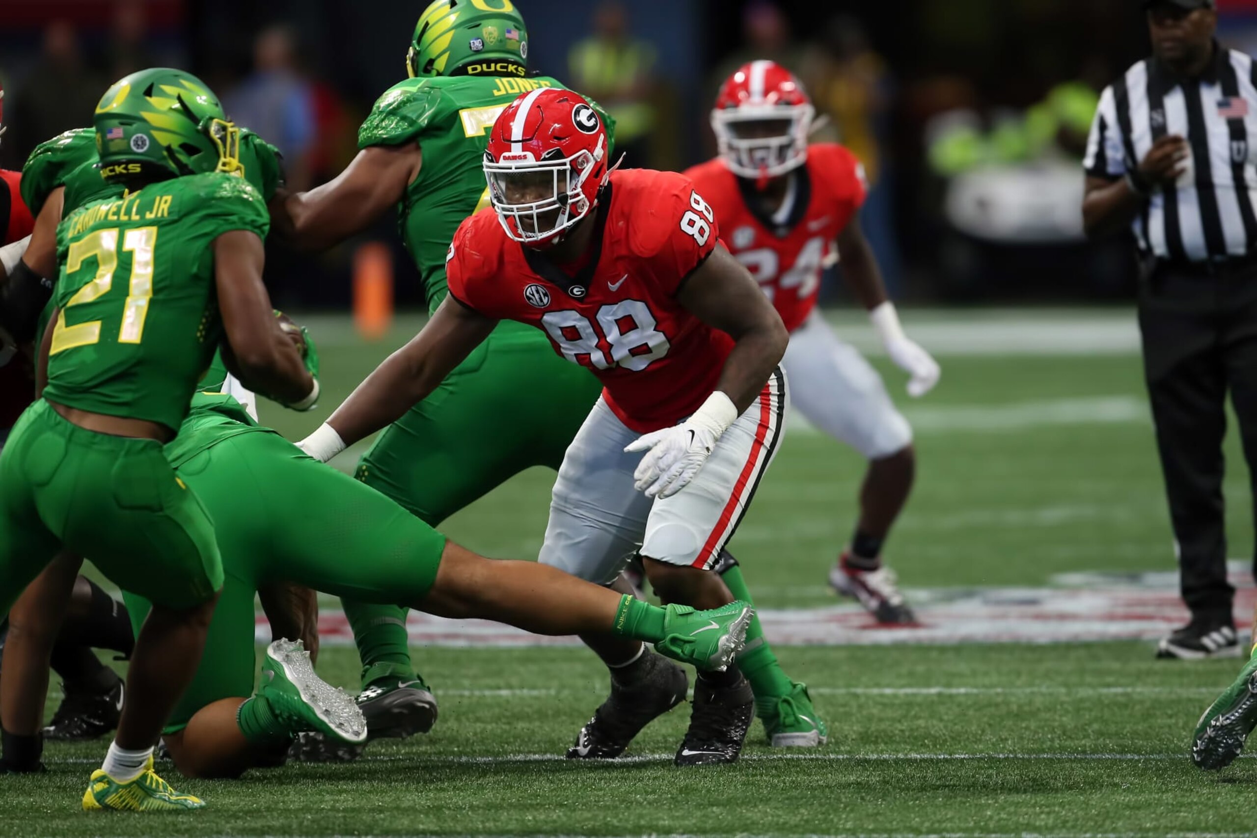 ATLANTA, GA - SEPTEMBER 03: Georgia Bulldogs defensive lineman Jalen Carter (88) during the game between the Oregon Ducks and the Georgia Bulldogs on September 3, 2022 at Mercedes-Benz Stadium in Atlanta, Georgia. (Photo by Michael Wade/Icon Sportswire via Getty Images) ATLANTA, GA - SEPTEMBER 03: Georgia Bulldogs defensive lineman Jalen Carter (88) during the game between the Oregon Ducks and the Georgia Bulldogs on September 3, 2022 at Mercedes-Benz Stadium in Atlanta, Georgia. (Photo by Michael Wade/Icon Sportswire via Getty Images)