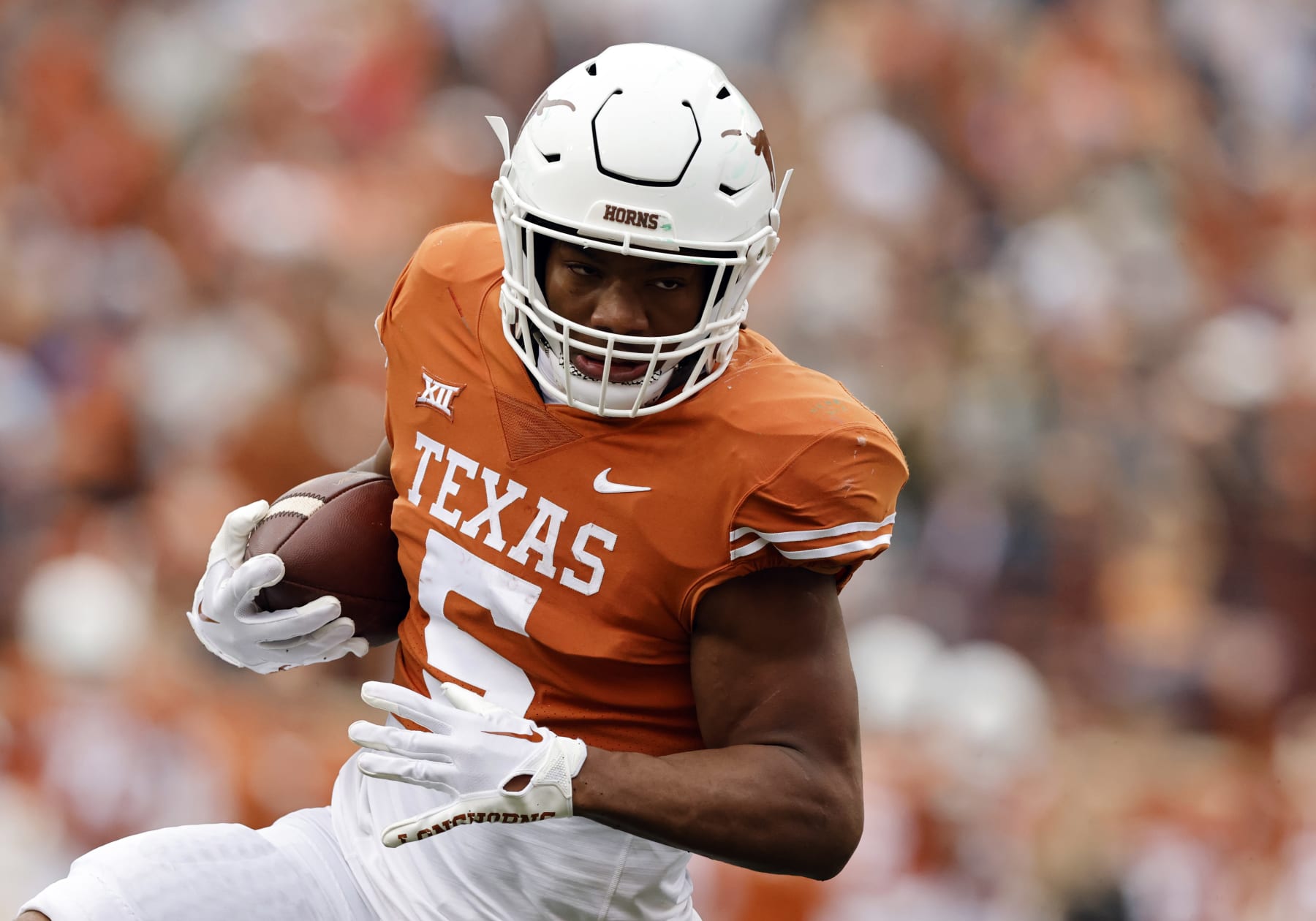 AUSTIN, TX - NOVEMBER 25: Texas running back Bijan Robinson (5) runs the ball play during the game against the Baylor Bears on November 25, 2022, at Darrell K Royal - Texas Memorial Stadium in Austin, TX. (Photo by Adam Davis/Icon Sportswire via Getty Images)