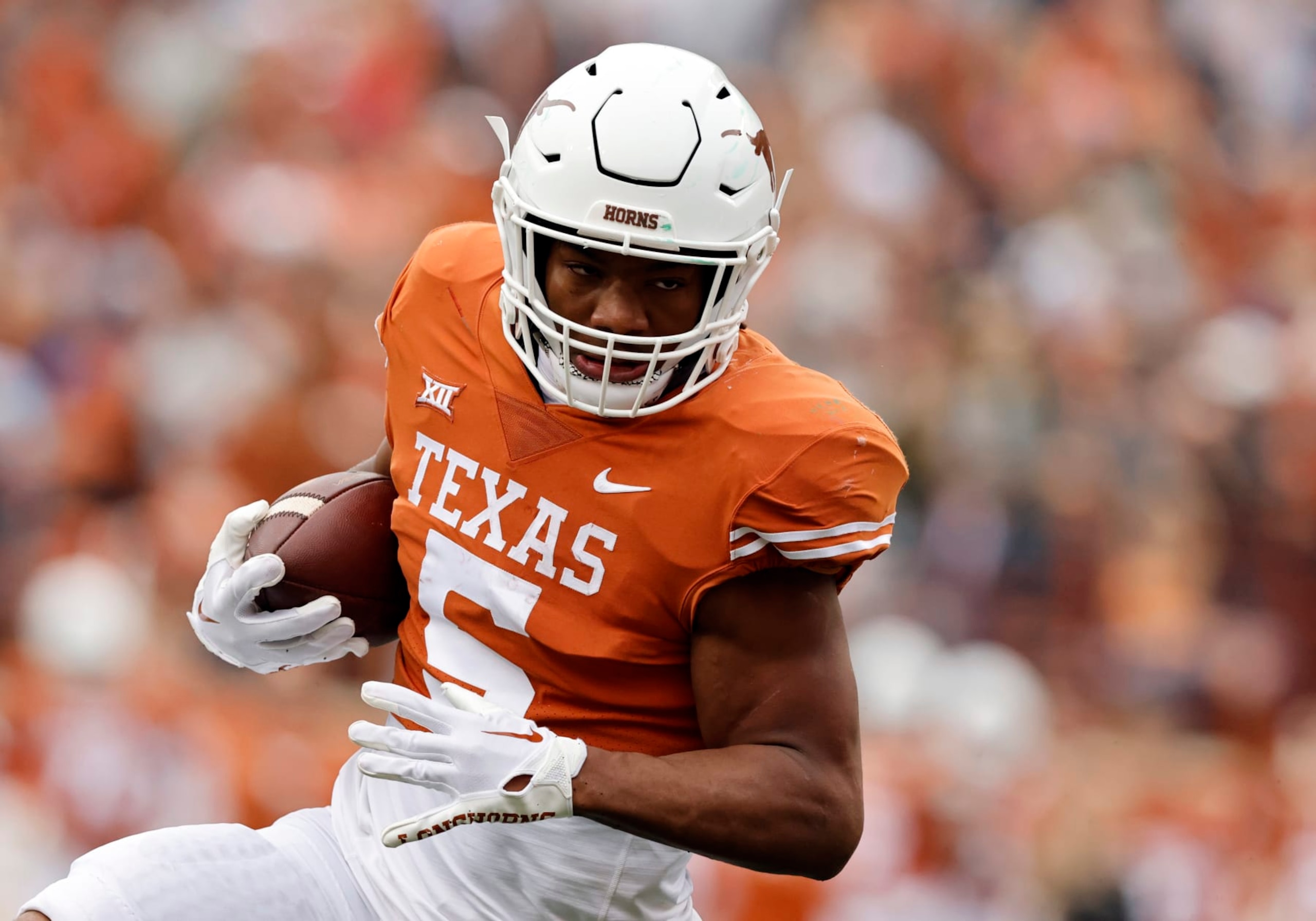 AUSTIN, TX - NOVEMBER 25: Texas running back Bijan Robinson (5) runs the ball play during the game against the Baylor Bears on November 25, 2022, at Darrell K Royal - Texas Memorial Stadium in Austin, TX. (Photo by Adam Davis/Icon Sportswire via Getty Images)