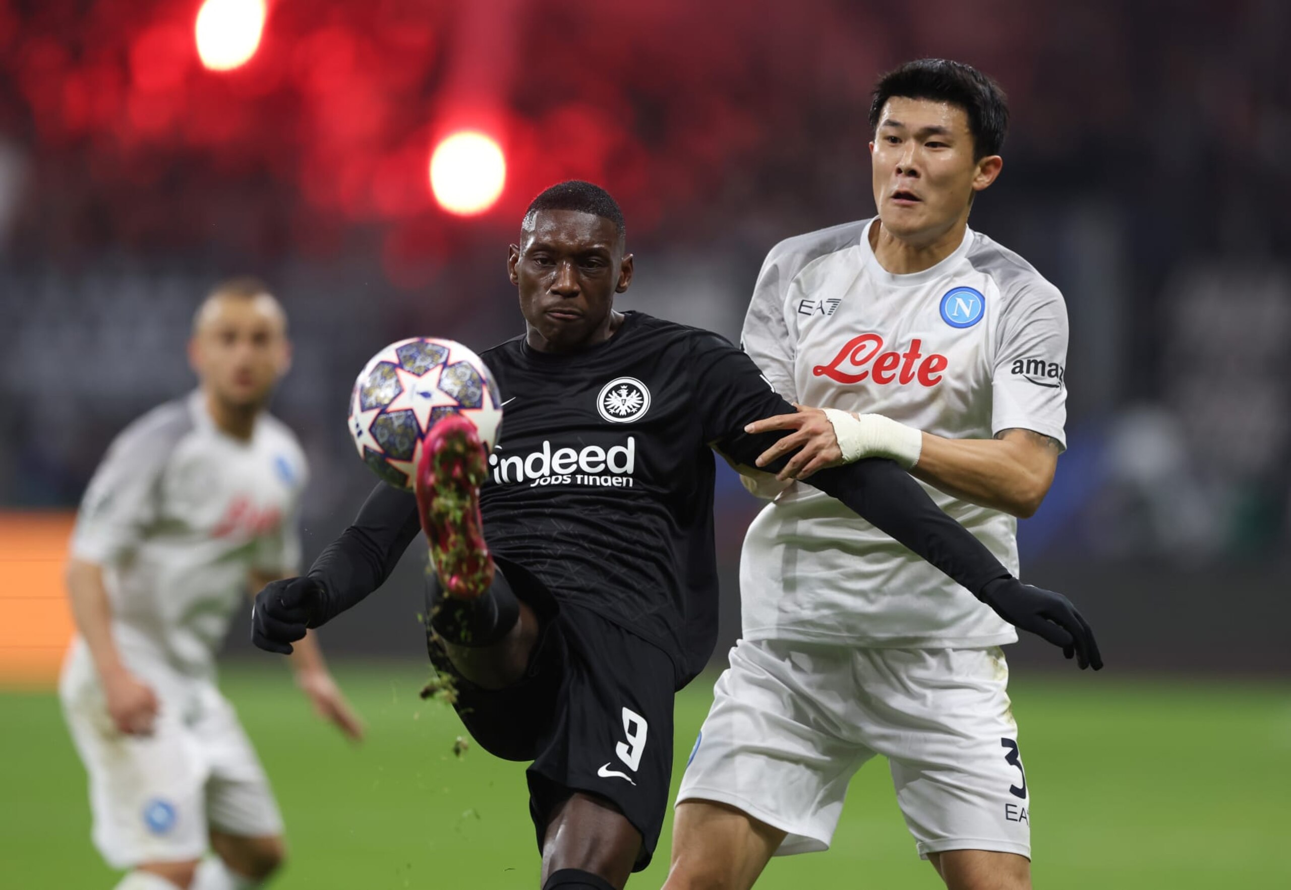 FRANKFURT AM MAIN, GERMANY - FEBRUARY 21: Randal Kolo Muani of Eintracht Frankfurt clears the ball whilst under pressure from Kim Min-Jae of SSC Napoli during the UEFA Champions League round of 16 leg one match between Eintracht Frankfurt and SSC Napoli at Deutsche Bank Park on February 21, 2023 in Frankfurt am Main, Germany. (Photo by Christian Kaspar-Bartke/Getty Images)