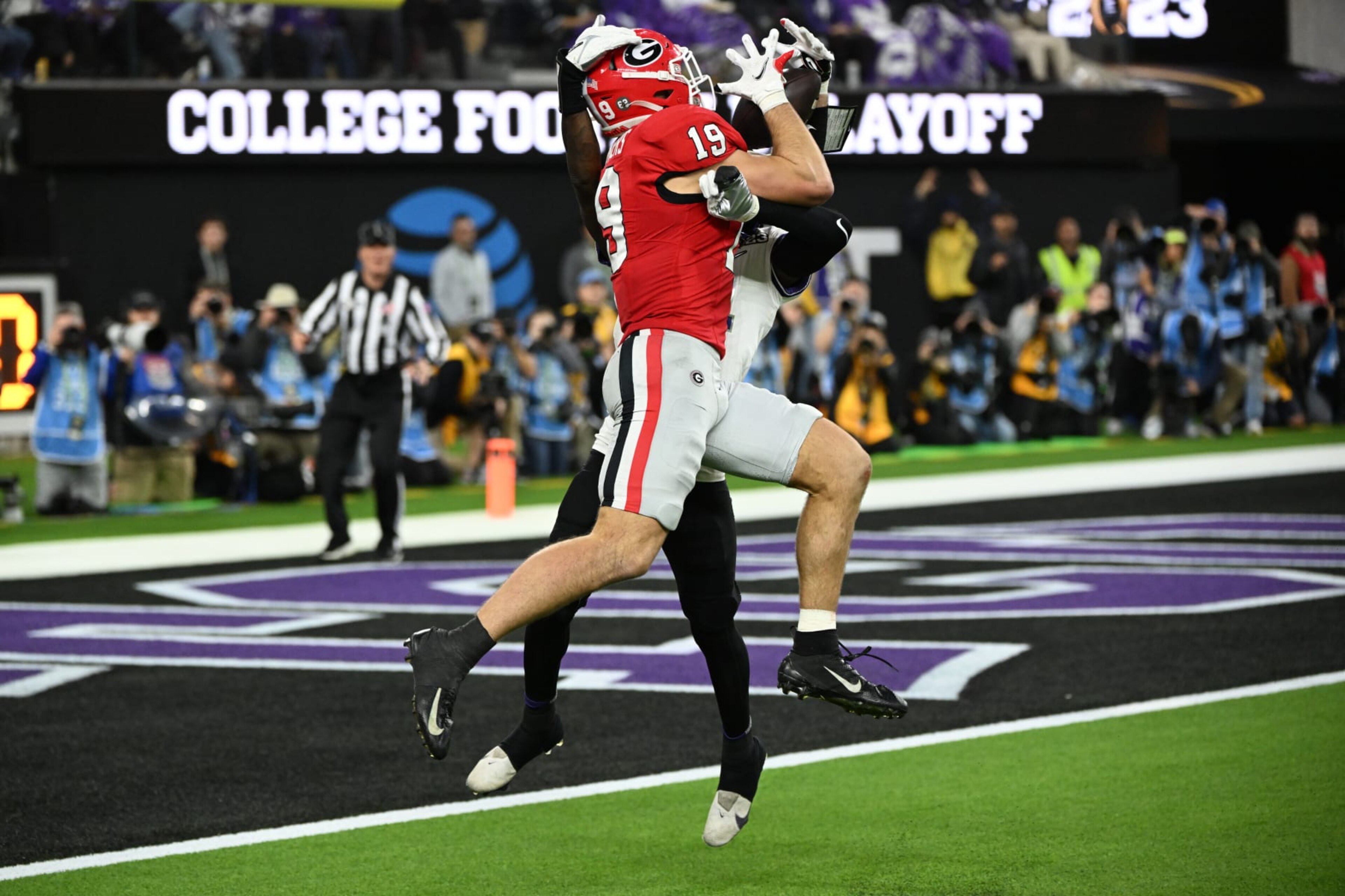 INGLEWOOD, CA - JANUARY 09: Georgia Bulldogs tight end Brock Bowers (19) with a 22-yard touchdown pass in the third quarter during the Georgia Bulldogs game versus the TCU Horned Frogs in the College Football Playoff National Championship game on January 9, 2023, at SoFi Stadium in Inglewood, CA. (Photo by John Cordes/Icon Sportswire via Getty Images) INGLEWOOD, CA - JANUARY 09: Georgia Bulldogs tight end Brock Bowers (19) with a 22-yard touchdown pass in the third quarter during the Georgia Bulldogs game versus the TCU Horned Frogs in the College Football Playoff National Championship game on January 9, 2023, at SoFi Stadium in Inglewood, CA. (Photo by John Cordes/Icon Sportswire via Getty Images)
