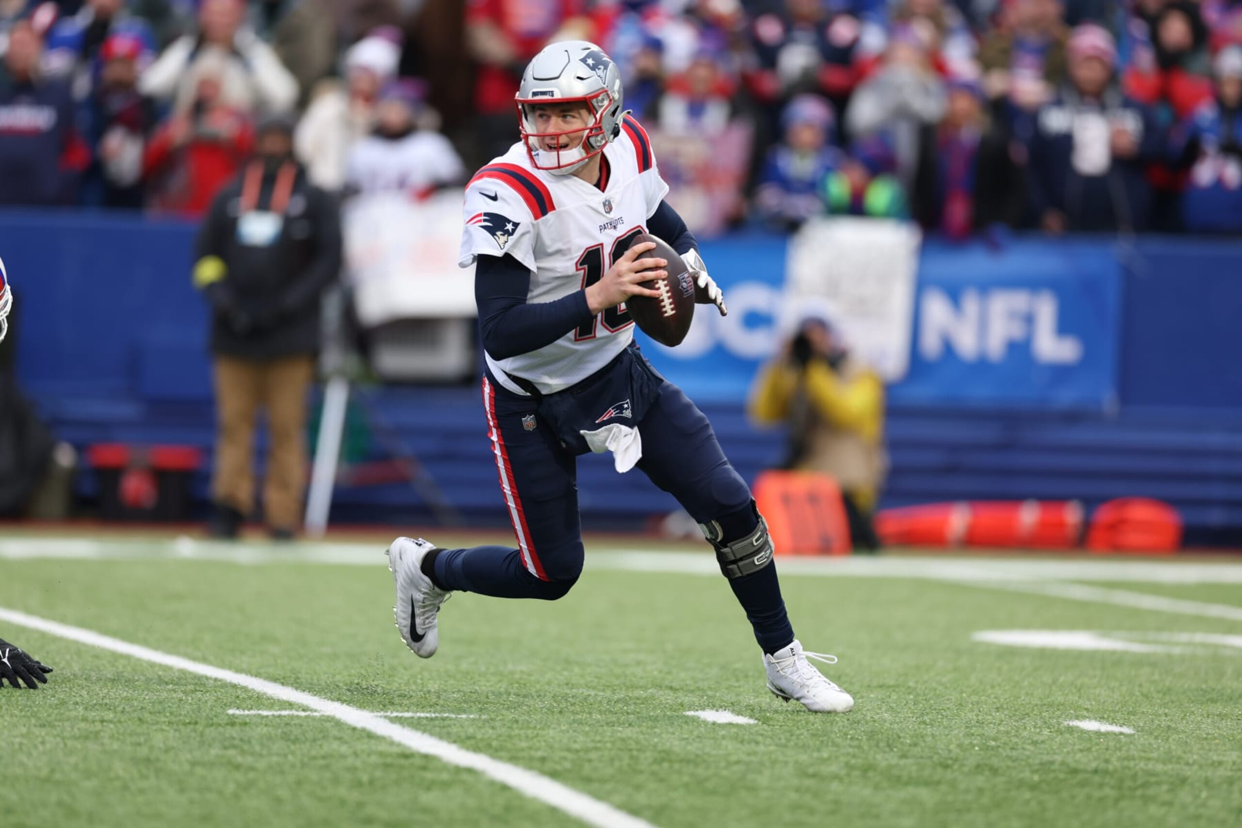 Football: New England Patriots Mac Jones (10) in action, scrambles in the pocket vs. Buffalo Bills at Highmark Stadium.
Buffalo, NY 1/8/2023
CREDIT: Simon Bruty (Photo by Simon Bruty/Sports Illustrated via Getty Images)
(Set Number: X164272 TK1) Football: New England Patriots Mac Jones (10) in action, scrambles in the pocket vs. Buffalo Bills at Highmark Stadium.
Buffalo, NY 1/8/2023
CREDIT: Simon Bruty (Photo by Simon Bruty/Sports Illustrated via Getty Images)
(Set Number: X164272 TK1)