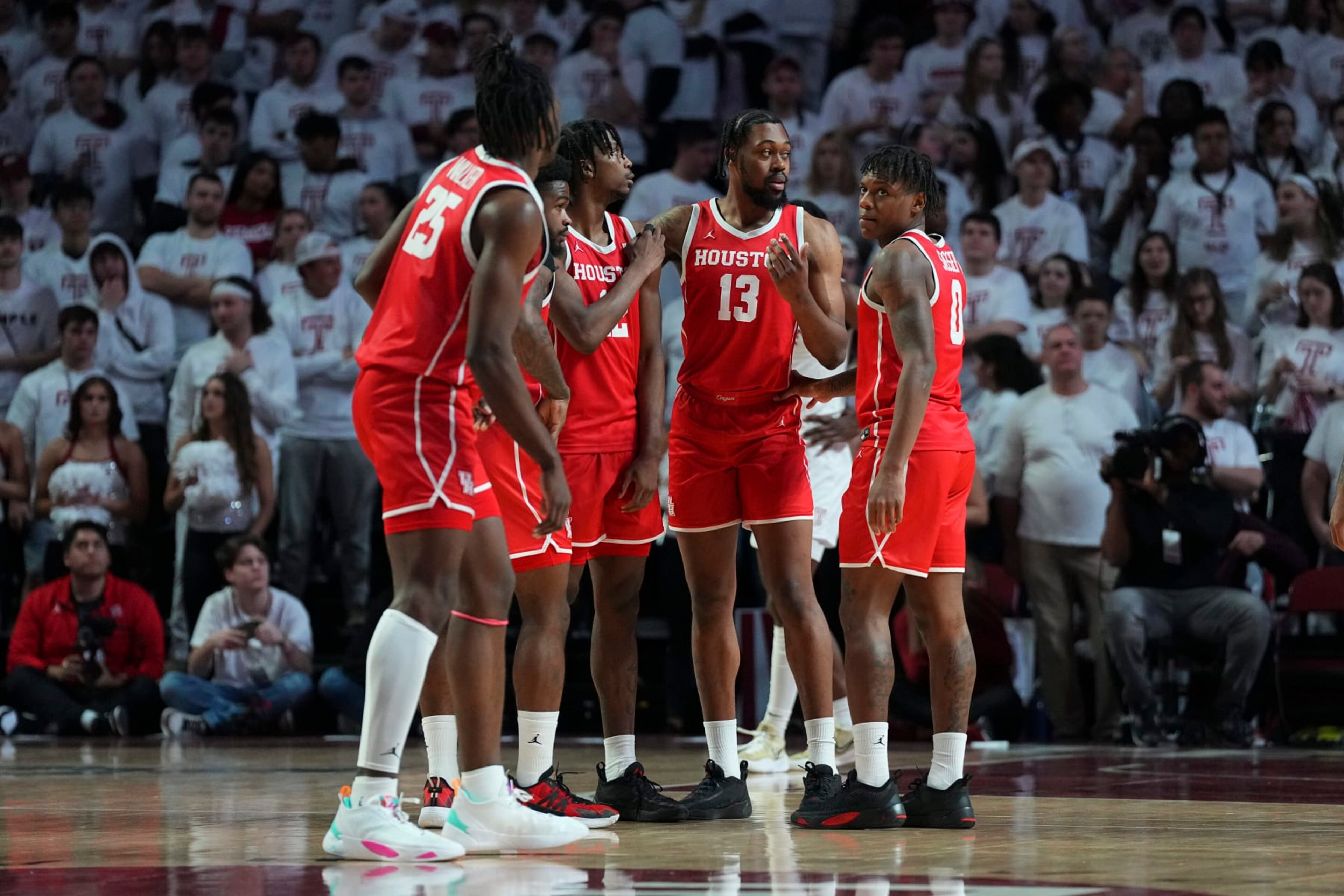 PHILADELPHIA, PA - FEBRUARY 05: Jarace Walker #25, Jamal Shead #1, Tramon Mark #12, J'Wan Roberts #13, and Marcus Sasser #0 of the Houston Cougars huddle against the Temple Owls at the Liacouras Center on February 5, 2023 in Philadelphia, Pennsylvania. (Photo by Mitchell Leff/Getty Images) PHILADELPHIA, PA - FEBRUARY 05: Jarace Walker #25, Jamal Shead #1, Tramon Mark #12, J'Wan Roberts #13, and Marcus Sasser #0 of the Houston Cougars huddle against the Temple Owls at the Liacouras Center on February 5, 2023 in Philadelphia, Pennsylvania. (Photo by Mitchell Leff/Getty Images)