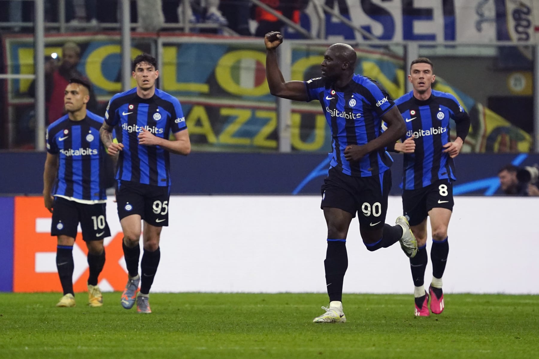 MILAN, ITALY - FEBRUARY 22: (C) Romelu Lukaku of FC Internazionale celebrates his first goal during the UEFA Champions League round of 16 leg one match between FC Internazionale and FC Porto at San Siro Stadium on February 22, 2023 in Milan, Italy. (Photo by Pier Marco Tacca/Getty Images)