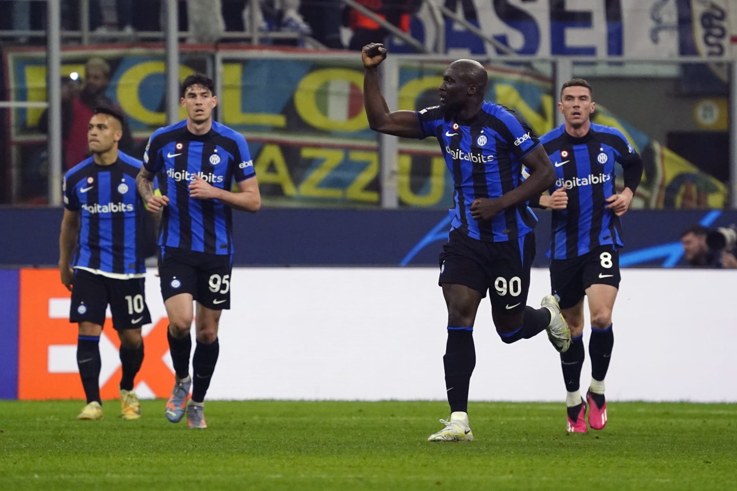 MILAN, ITALY - FEBRUARY 22: (C) Romelu Lukaku of FC Internazionale celebrates his first goal during the UEFA Champions League round of 16 leg one match between FC Internazionale and FC Porto at San Siro Stadium on February 22, 2023 in Milan, Italy. (Photo by Pier Marco Tacca/Getty Images) MILAN, ITALY - FEBRUARY 22: (C) Romelu Lukaku of FC Internazionale celebrates his first goal during the UEFA Champions League round of 16 leg one match between FC Internazionale and FC Porto at San Siro Stadium on February 22, 2023 in Milan, Italy. (Photo by Pier Marco Tacca/Getty Images)