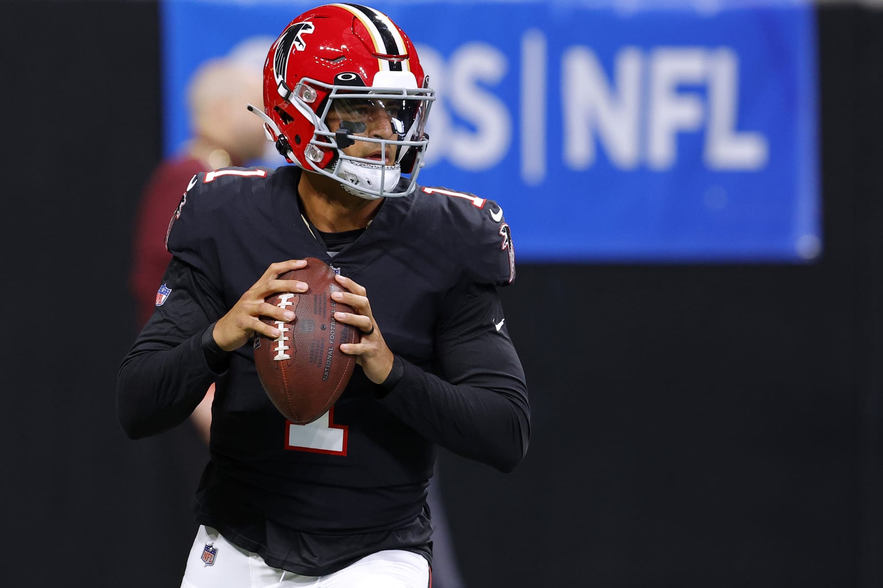 ATLANTA, GEORGIA - DECEMBER 04: Marcus Mariota #1 of the Atlanta Falcons warms up before the game against the Pittsburgh Steelers at Mercedes-Benz Stadium on December 04, 2022 in Atlanta, Georgia. (Photo by Todd Kirkland/Getty Images)