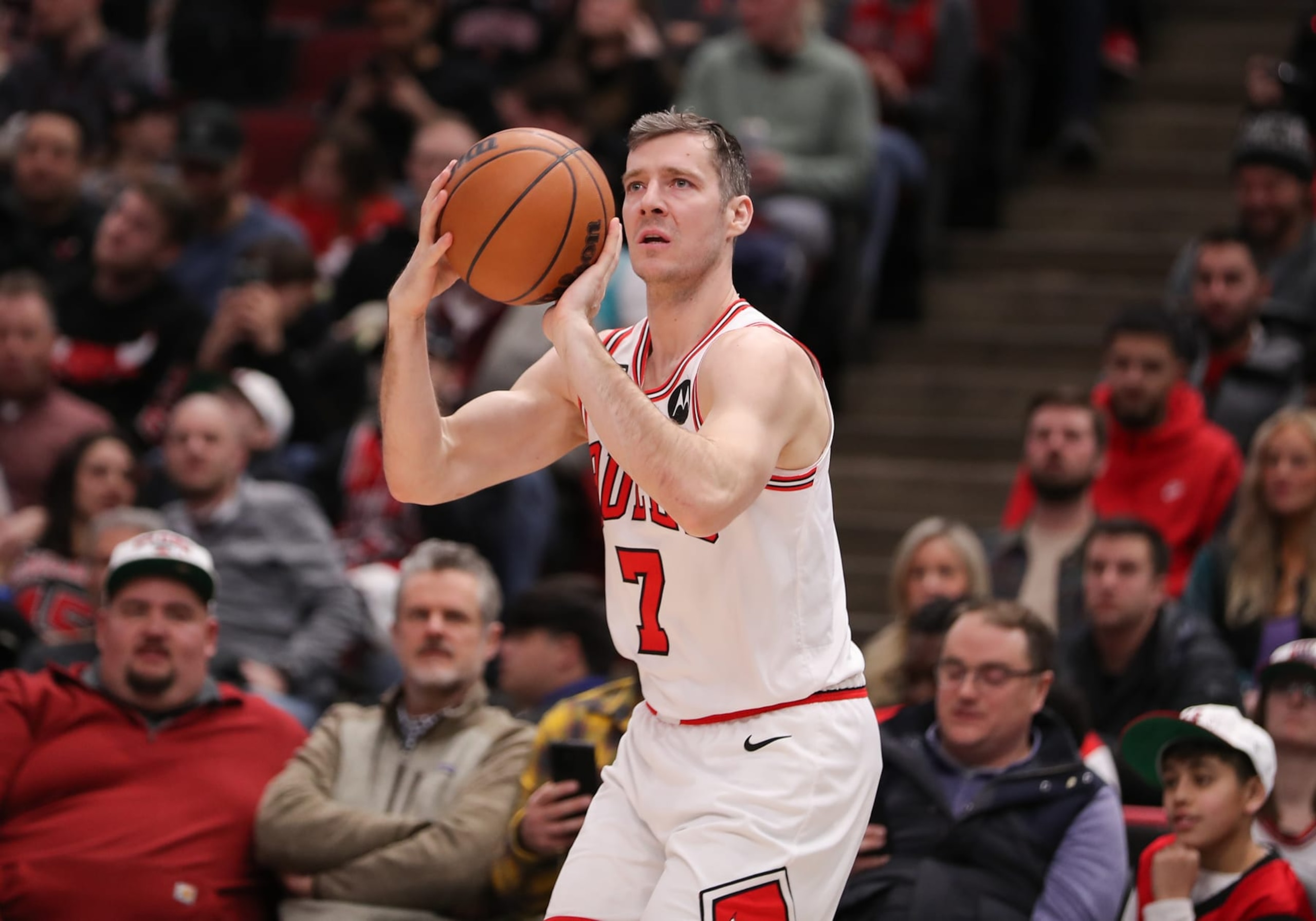 CHICAGO, IL - FEBRUARY 02: Chicago Bulls Guard Goran Dragic (7) shoots a 3-point basket during a NBA game between the Charlotte  Hornets and the Chicago Bulls on February 2, 2023 at the United Center in Chicago, IL. (Photo by Melissa Tamez/Icon Sportswire via Getty Images)