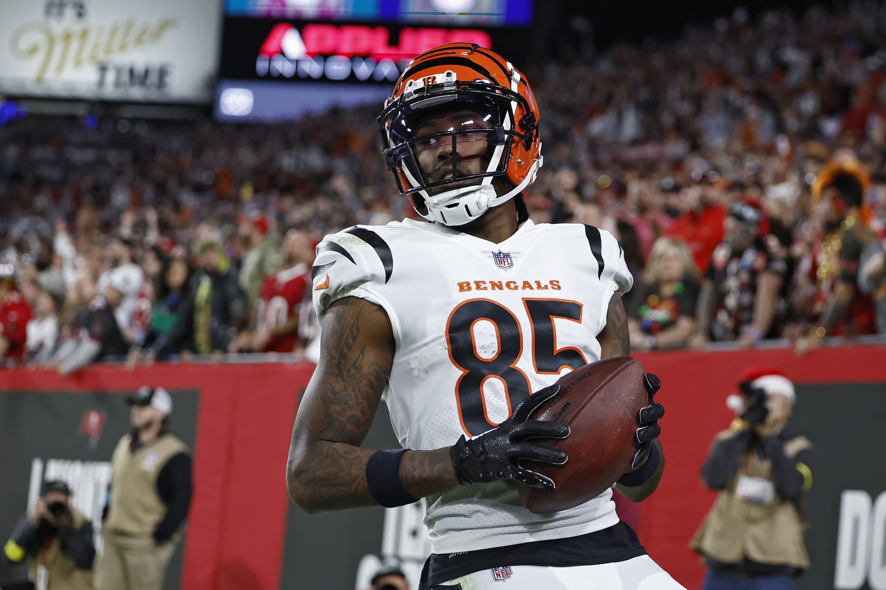 TAMPA, FLORIDA - DECEMBER 18: Tee Higgins #85 of the Cincinnati Bengals catches a touchdown pass during the third quarter in the game against the Tampa Bay Buccaneers at Raymond James Stadium on December 18, 2022 in Tampa, Florida. (Photo by Douglas P. DeFelice/Getty Images)
