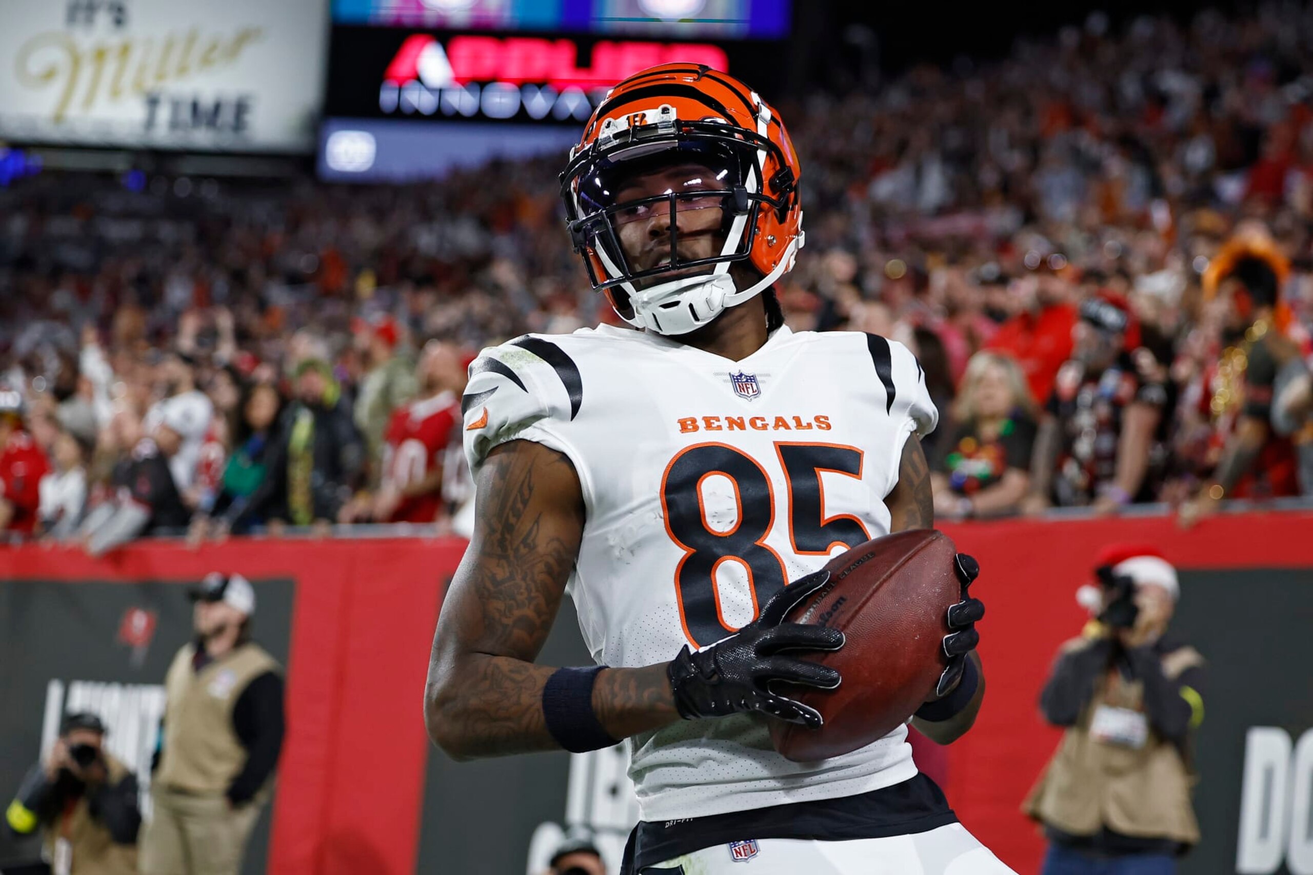 TAMPA, FLORIDA - DECEMBER 18: Tee Higgins #85 of the Cincinnati Bengals catches a touchdown pass during the third quarter in the game against the Tampa Bay Buccaneers at Raymond James Stadium on December 18, 2022 in Tampa, Florida. (Photo by Douglas P. DeFelice/Getty Images)