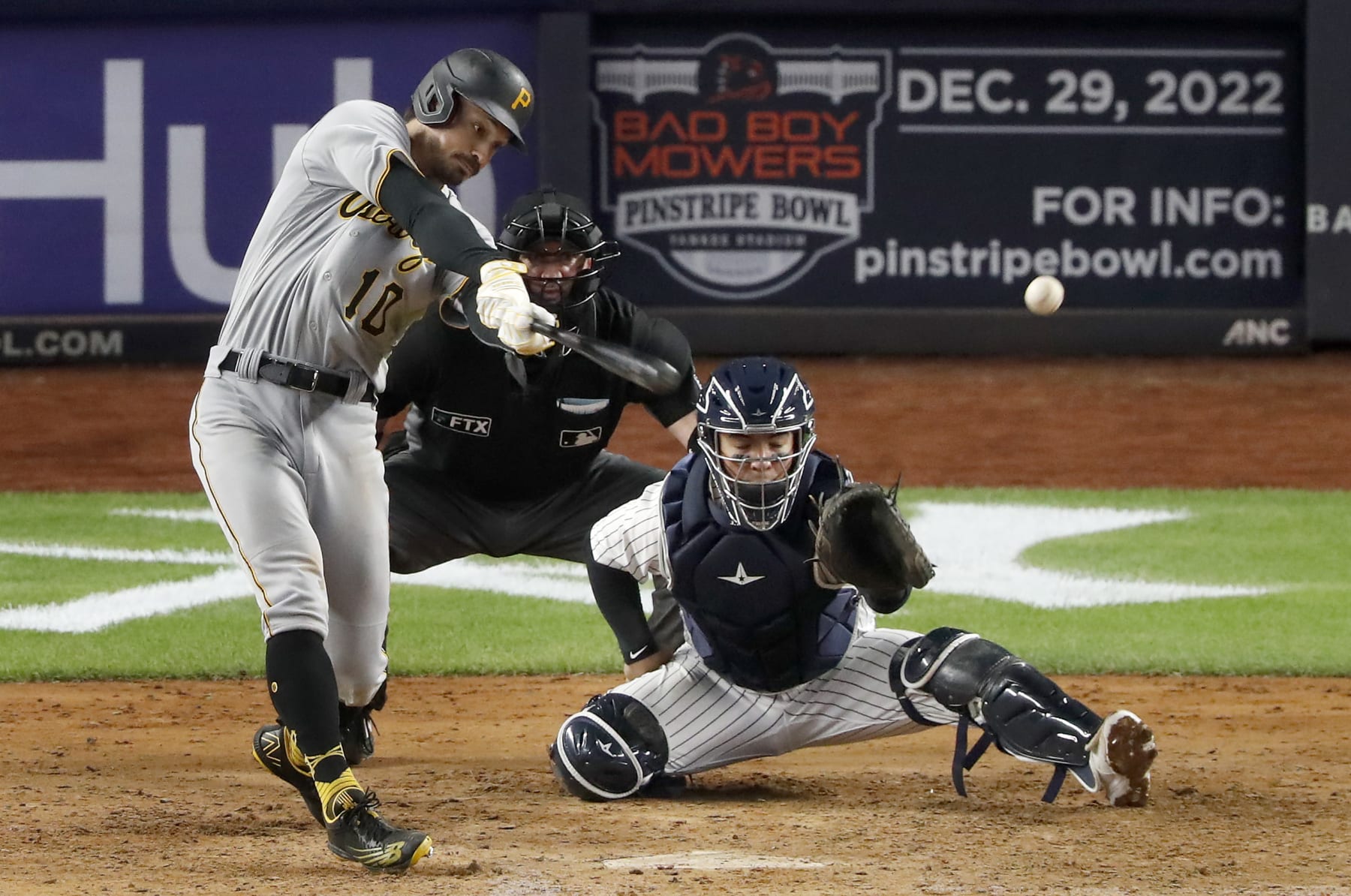NEW YORK, NEW YORK - SEPTEMBER 20: (NEW YORK DAILIES OUT)  Bryan Reynolds #10 of the Pittsburgh Pirates in action against the New York Yankees at Yankee Stadium on September 20, 2022 in the Bronx borough of New York City. The Yankees defeated the Pirates 9-8. (Photo by Jim McIsaac/Getty Images)