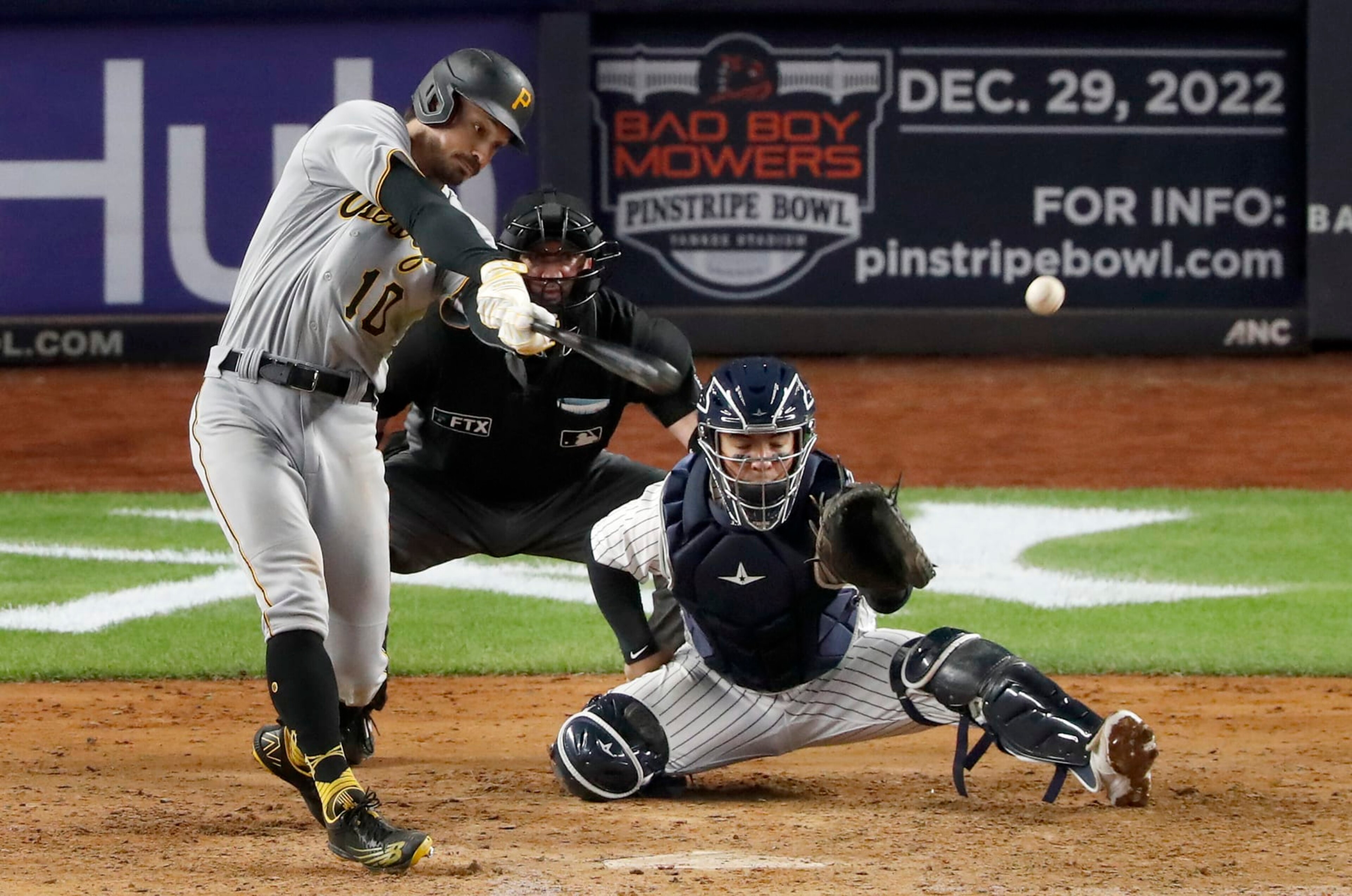 NEW YORK, NEW YORK - SEPTEMBER 20: (NEW YORK DAILIES OUT)  Bryan Reynolds #10 of the Pittsburgh Pirates in action against the New York Yankees at Yankee Stadium on September 20, 2022 in the Bronx borough of New York City. The Yankees defeated the Pirates 9-8. (Photo by Jim McIsaac/Getty Images)