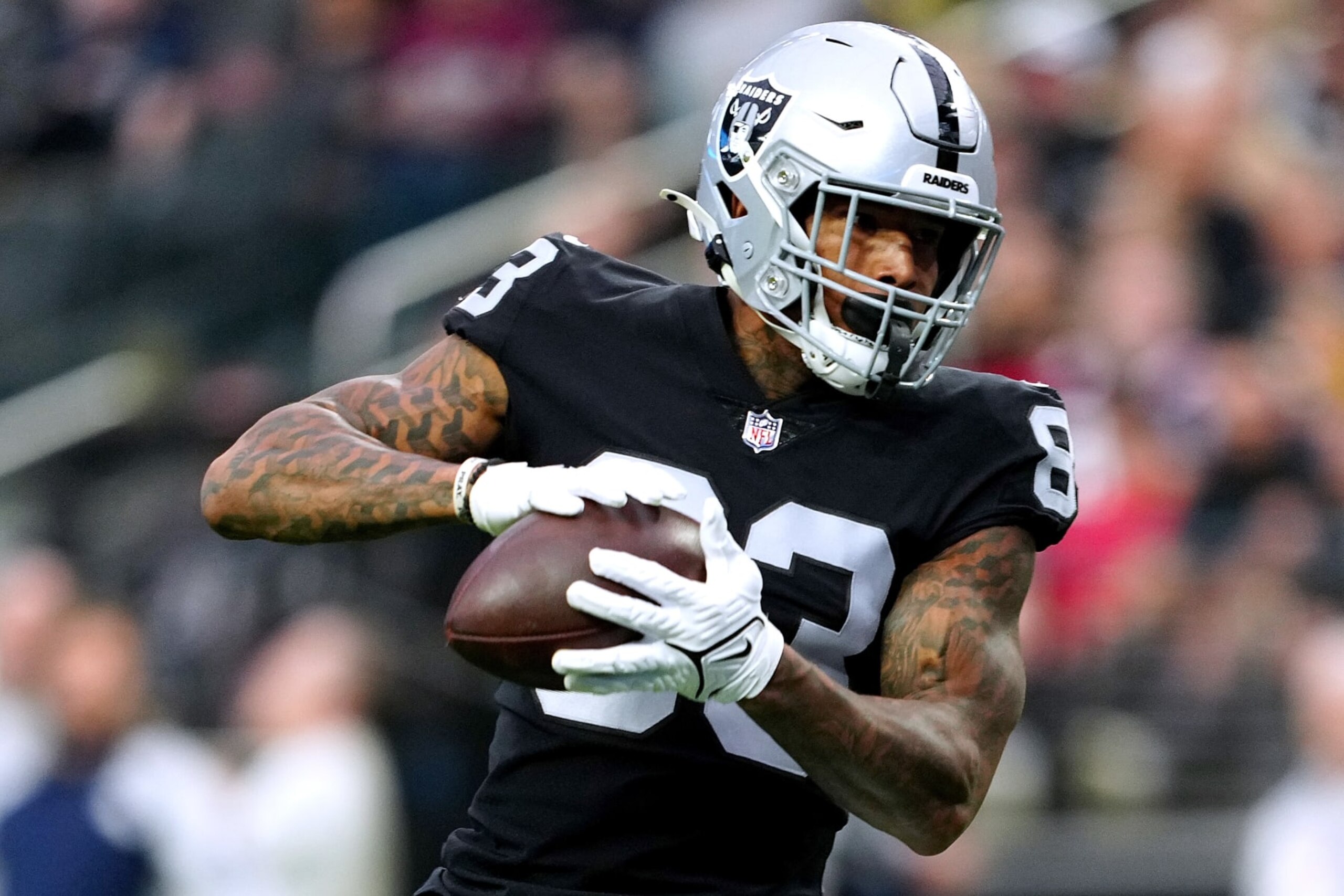 LAS VEGAS, NEVADA - DECEMBER 18: Darren Waller #83 of the Las Vegas Raiders catches the ball for a touchdown during the first half against the New England Patriots at Allegiant Stadium on December 18, 2022 in Las Vegas, Nevada. (Photo by Jeff Bottari/Getty Images)