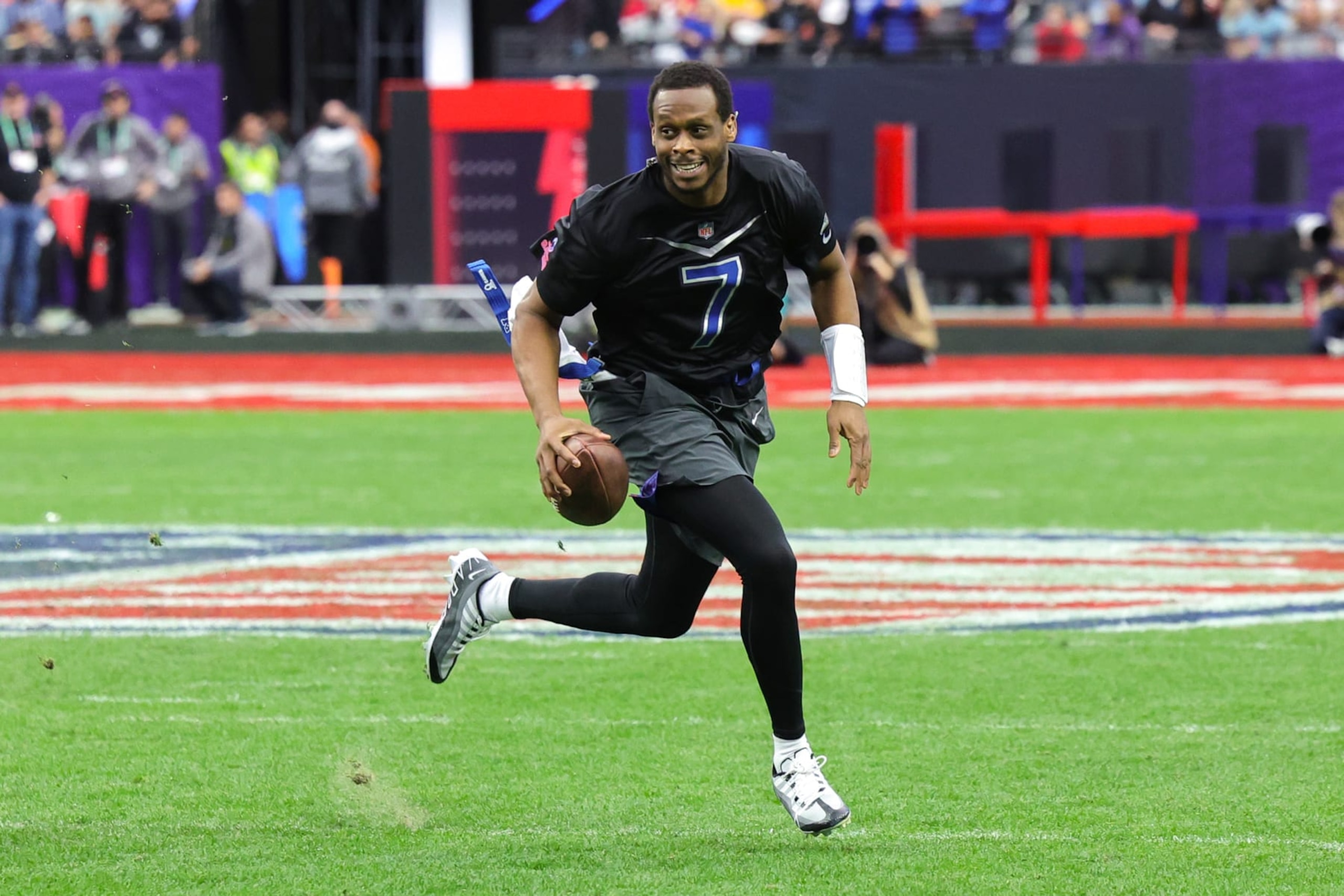 LAS VEGAS, NEVADA - FEBRUARY 05: Geno Smith #7 of the Seattle Seahawks and NFC carries the ball against the AFC during the 2023 NFL Pro Bowl Games at Allegiant Stadium on February 05, 2023 in Las Vegas, Nevada. (Photo by Ethan Miller/Getty Images)