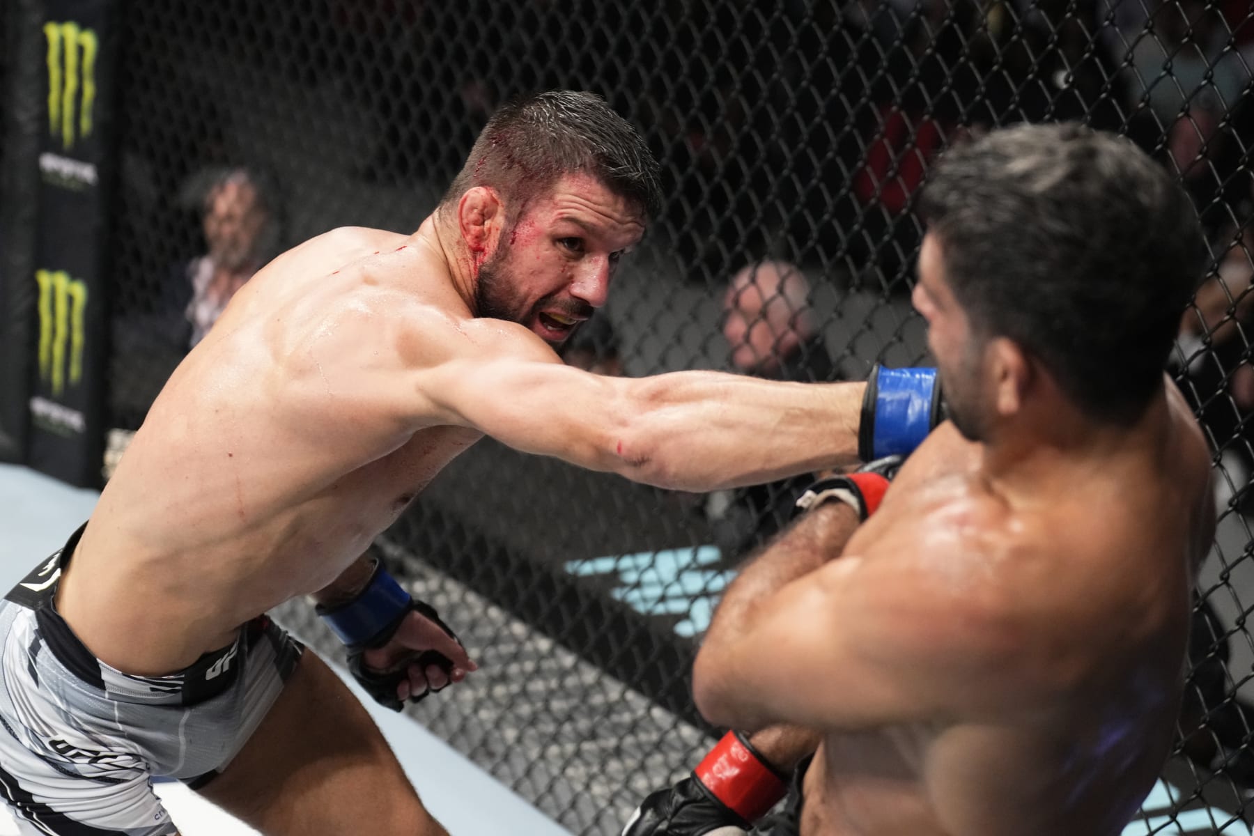 Mateusz Gamrot punches Beneil Dariush.