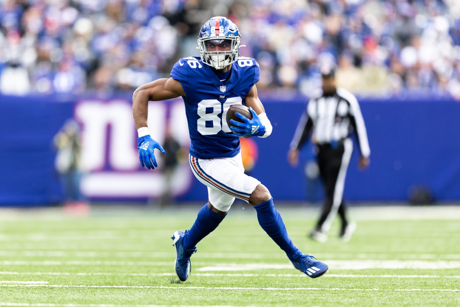 EAST RUTHERFORD, NEW JERSEY - NOVEMBER 13: Darius Slayton #86 of the New York Giants runs the ball after a catch during the first quarter in the game against the Houston Texans at MetLife Stadium on November 13, 2022 in East Rutherford, New Jersey. (Photo by Dustin Satloff/Getty Images)