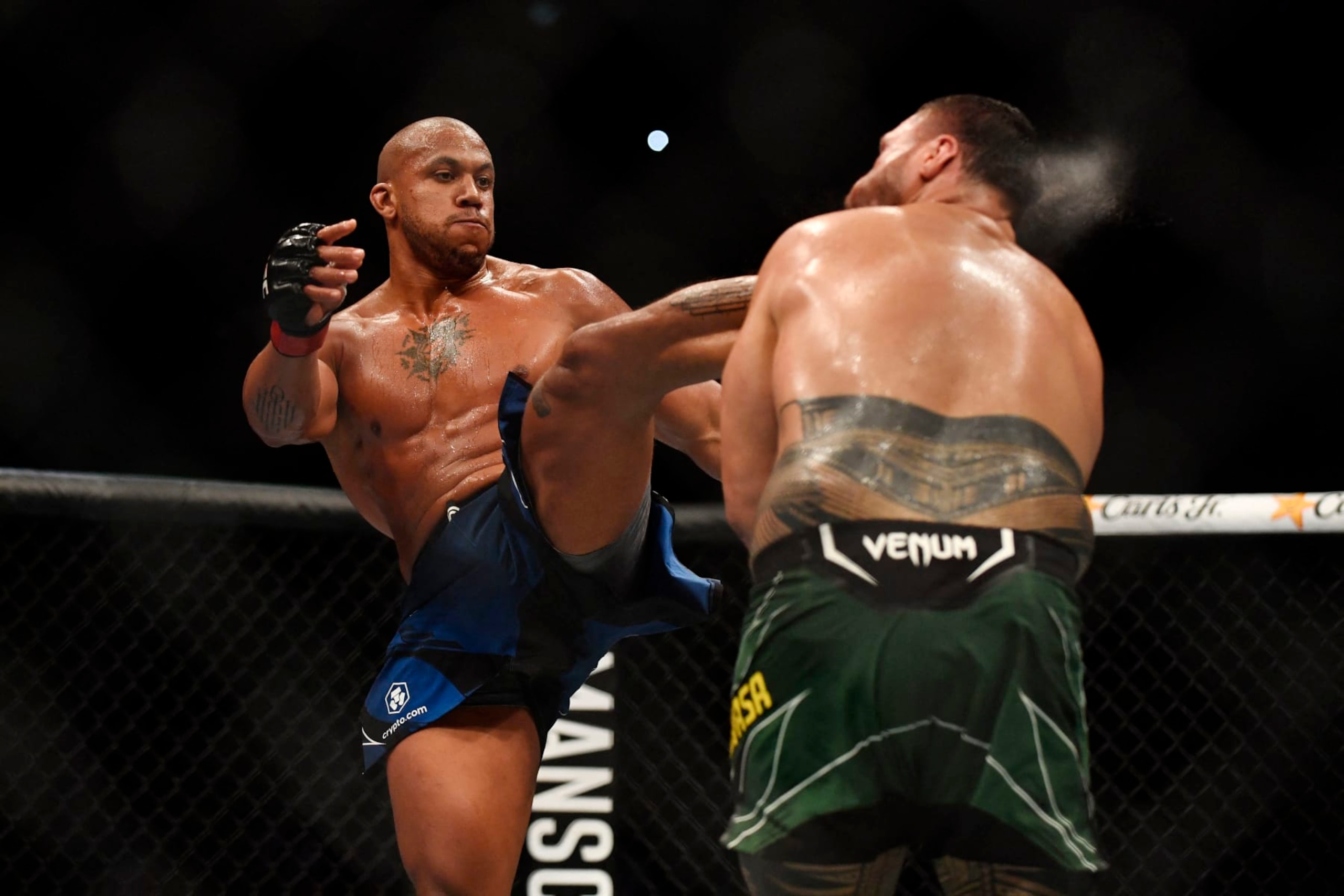 Ciryl Gane kicks Tai Tuivasa
