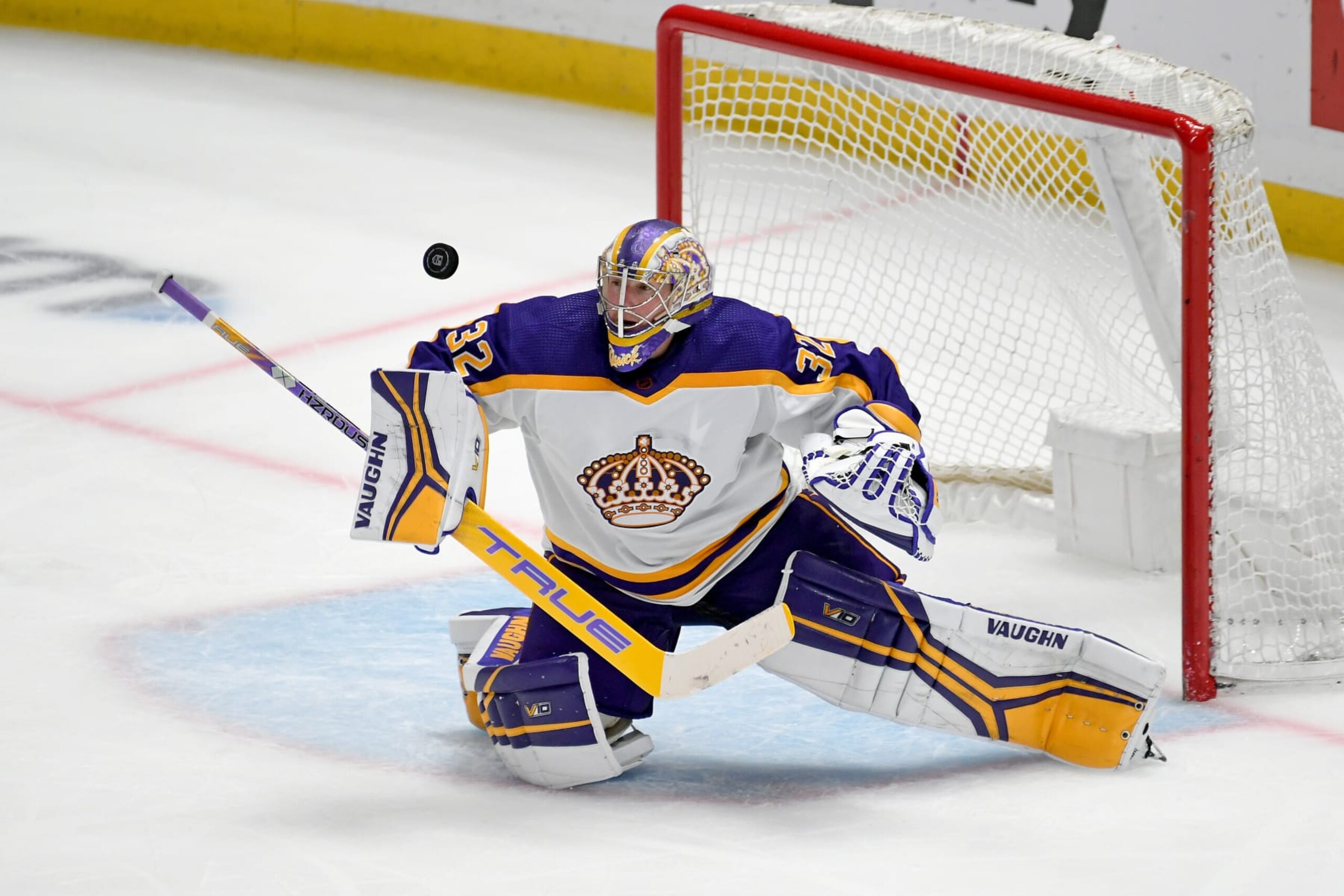 LOS ANGELES, CA - DECEMBER 31: Los Angeles Kings Goalie Jonathan Quick (32) makes a save during an NHL game between the Philadelphia Flyers and the Los Angeles Kings on December 31, 2022, at the Crypto.com Arena in Los Angeles, CA. (Photo by Rob Curtis/Icon Sportswire via Getty Images)