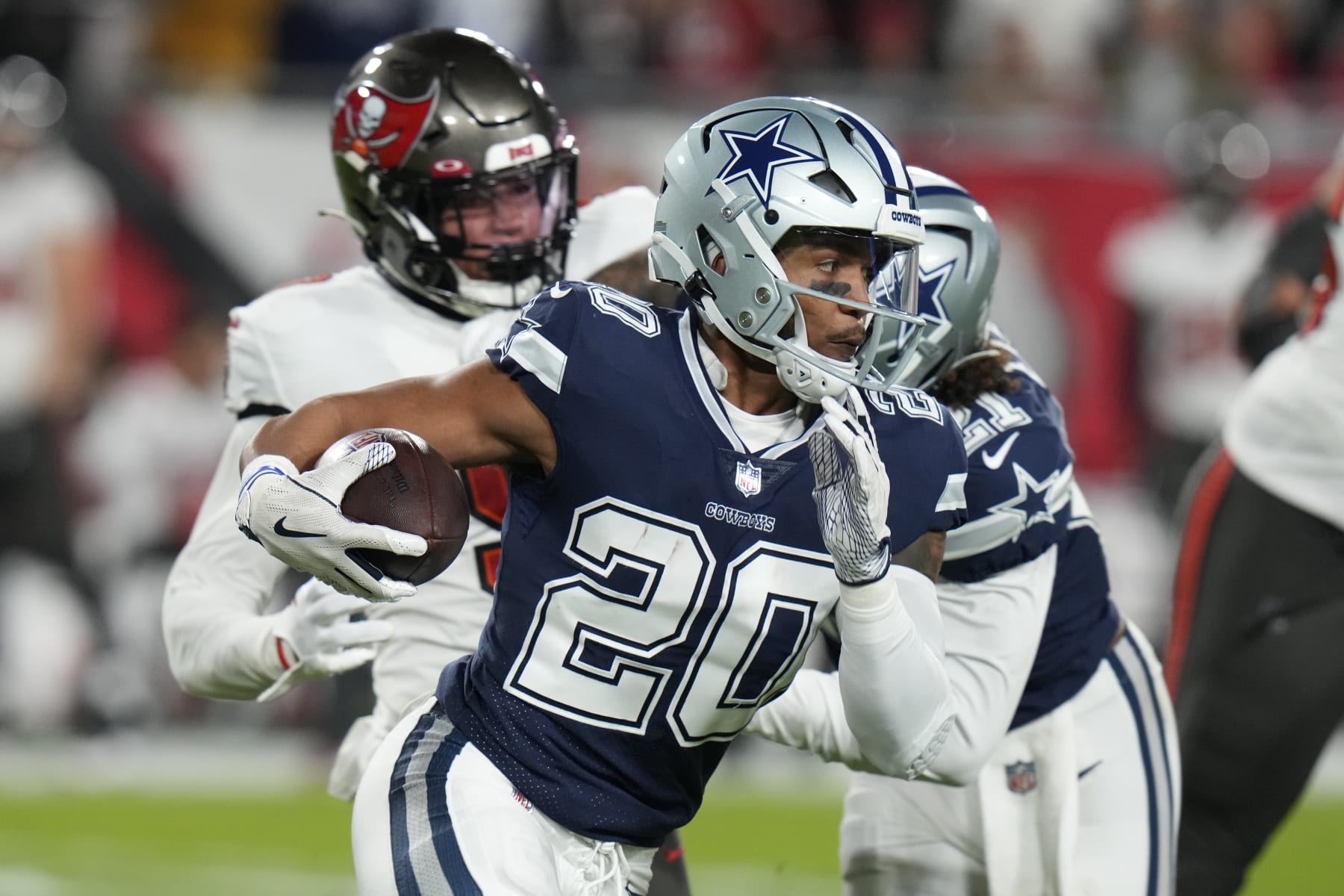 Dallas Cowboys running back Tony Pollard (20) rushes against the Tampa Bay Buccaneers during an NFL wild card playoff football game Monday, Jan 16, 2023, in Tampa, Fla. (AP Photo/Chris O'Meara)