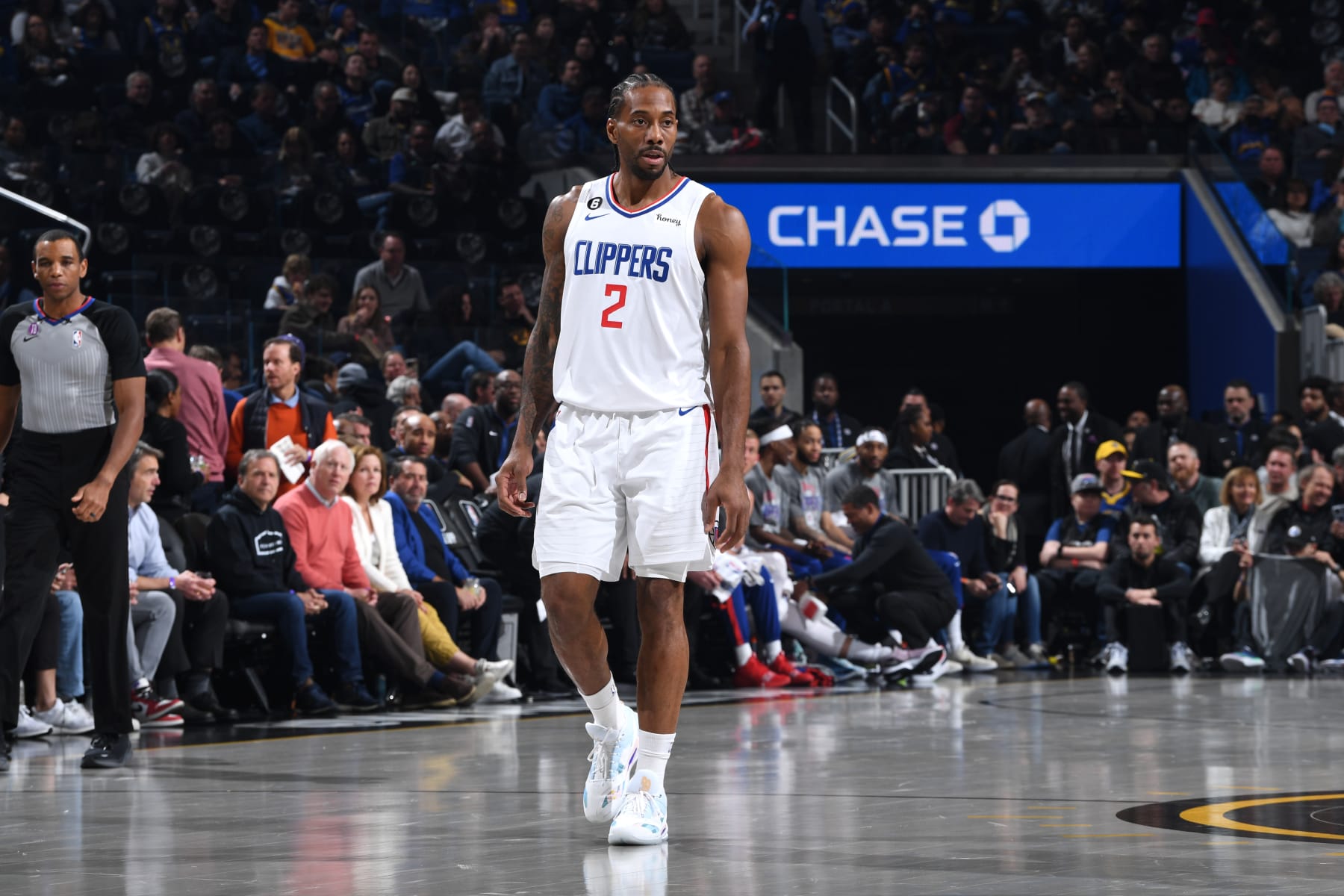 SAN FRANCISCO, CA - MARCH 2: Kawhi Leonard #2 of the LA Clippers moves the ball during the game against the Golden State Warriors on MARCH 2, 2023 at Chase Center in San Francisco, California. NOTE TO USER: User expressly acknowledges and agrees that, by downloading and or using this photograph, user is consenting to the terms and conditions of Getty Images License Agreement. Mandatory Copyright Notice: Copyright 2023 NBAE (Photo by Noah Graham/NBAE via Getty Images)