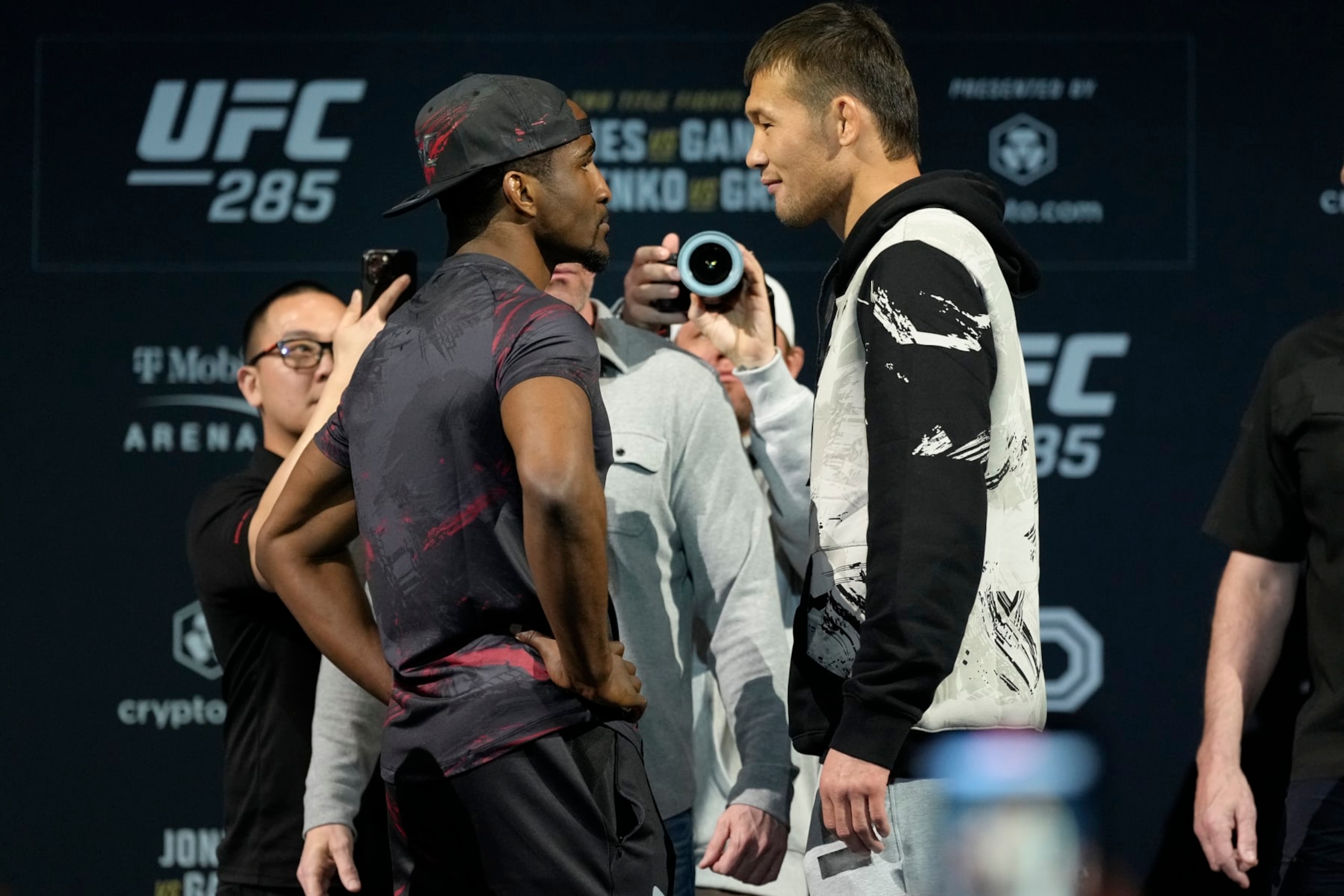 Geoff Neal stares down Shavkat Rakhmonov.
