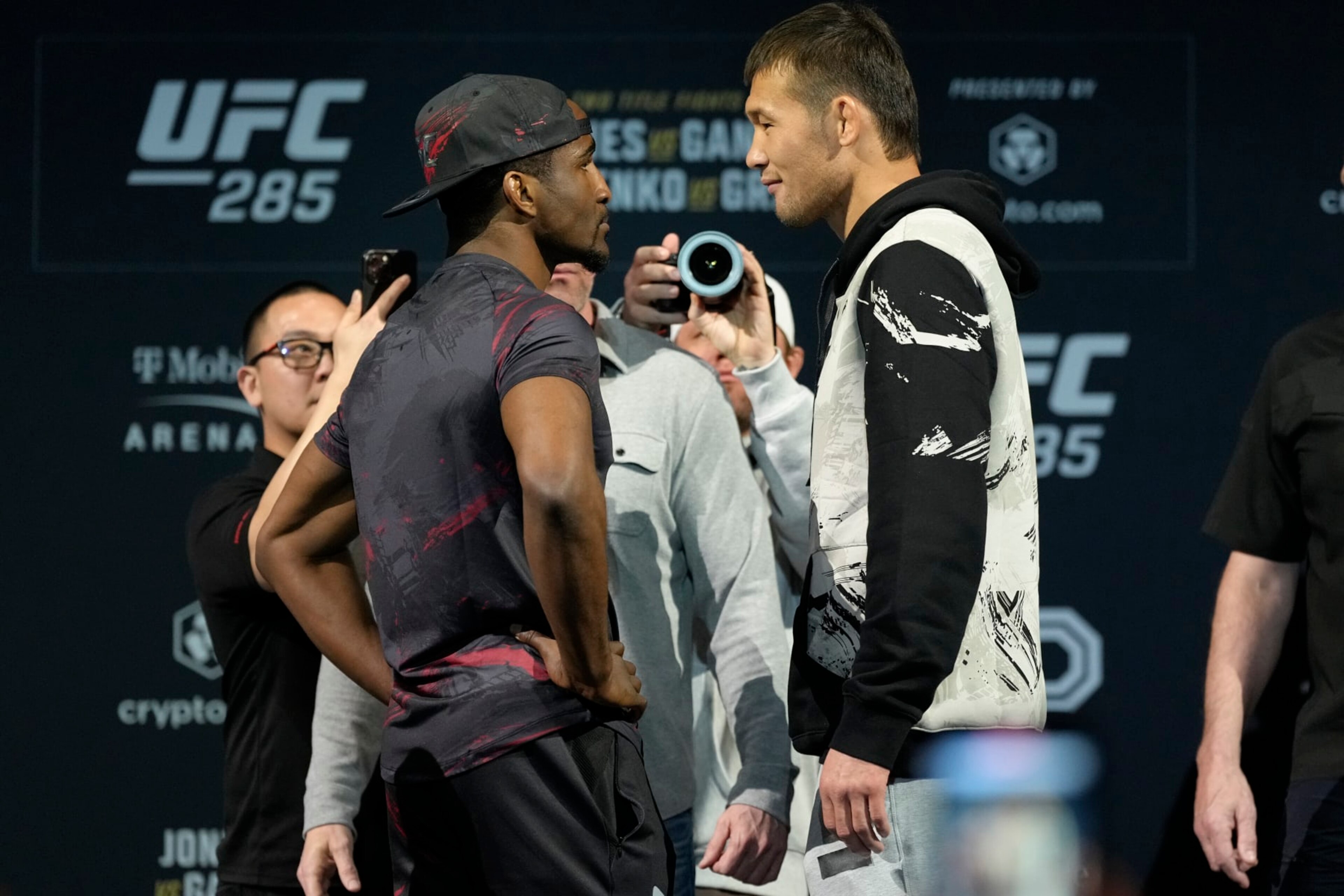Geoff Neal stares down Shavkat Rakhmonov.