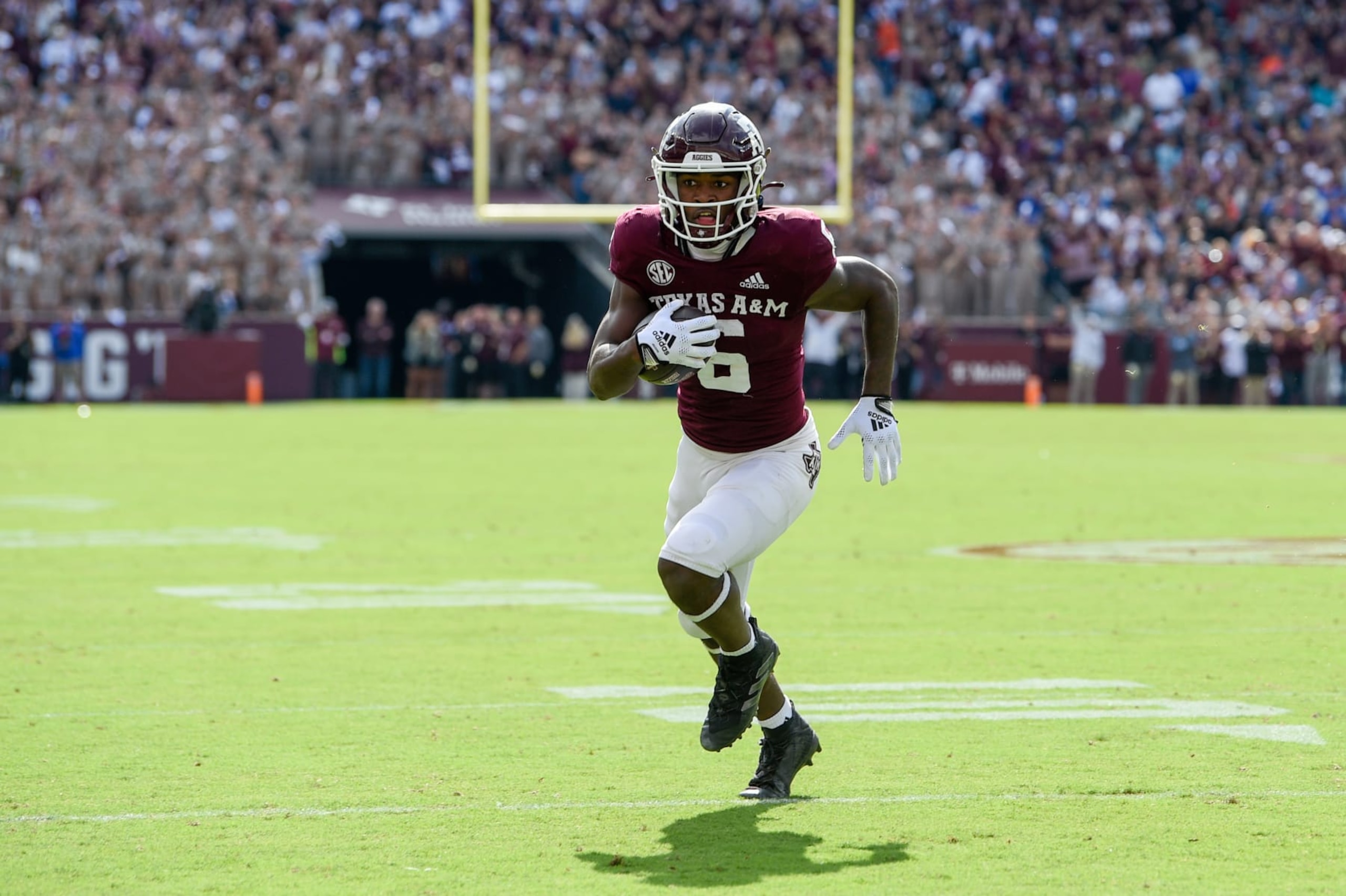COLLEGE STATION, TX - NOVEMBER 05: Texas A&M Aggies running back Devon Achane (6) finds nothing but open field to the endzone after a short pass reception during the football game between the Florida Gators and Texas A&M Aggies at Kyle Field on November 5, 2022 in College Station, Texas. (Photo by Ken Murray/Icon Sportswire via Getty Images)