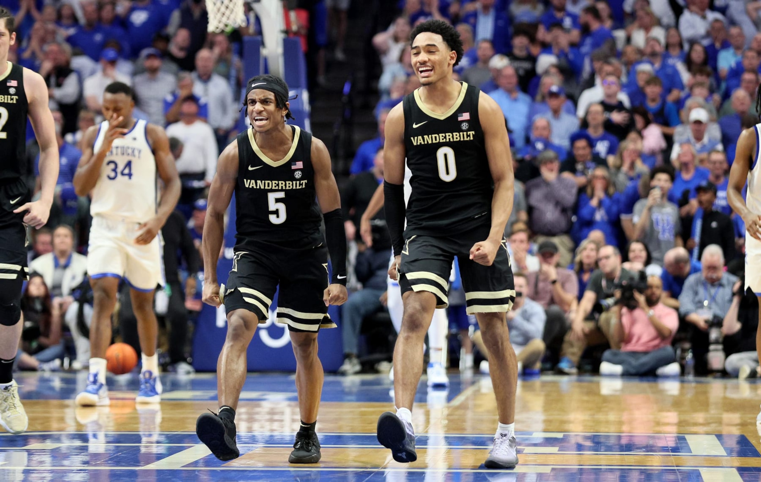 Vanderbilt's Tyrin Lawrence (0) and Ezra Manjon (5)