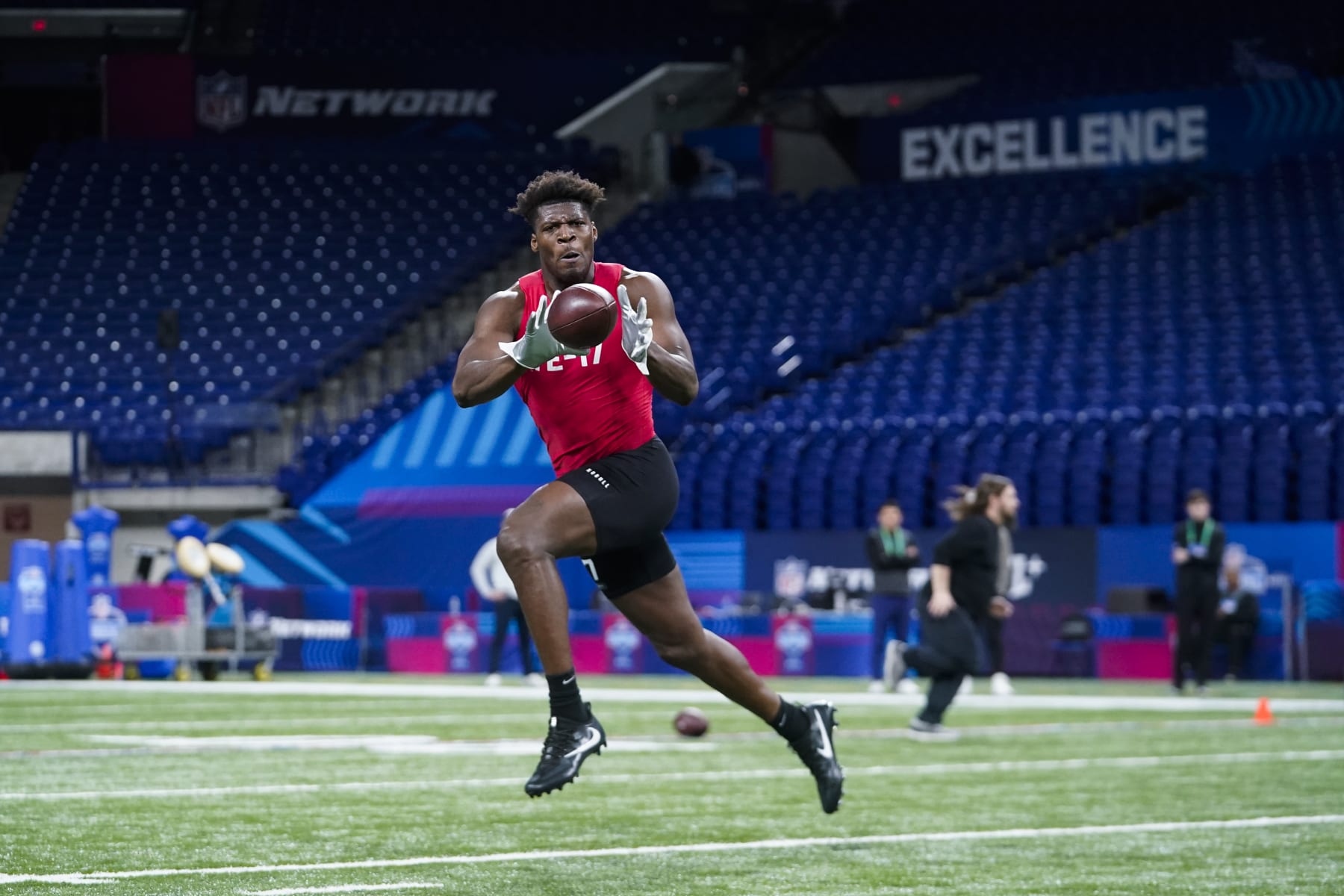 Georgia tight end Darnell Washington runs a drill at the NFL football scouting combine in Indianapolis, Saturday, March 4, 2023. (AP Photo/Darron Cummings)
